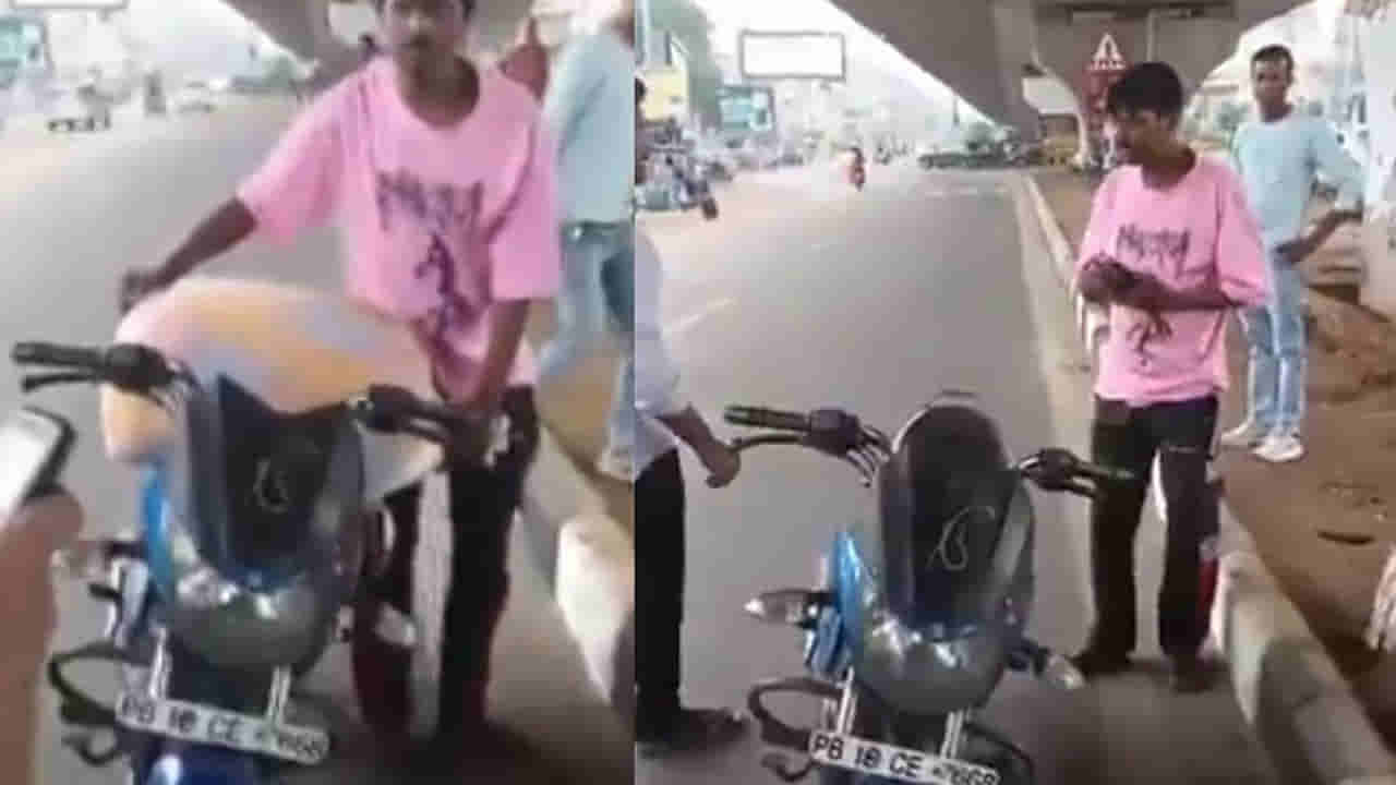 Watch: సంచి తెచ్చి రోడ్డుపై పడేశారు. ఓపెన్ చేసి చూస్తే.. ఒళ్లు గగురుపొడిచే ఘటన..