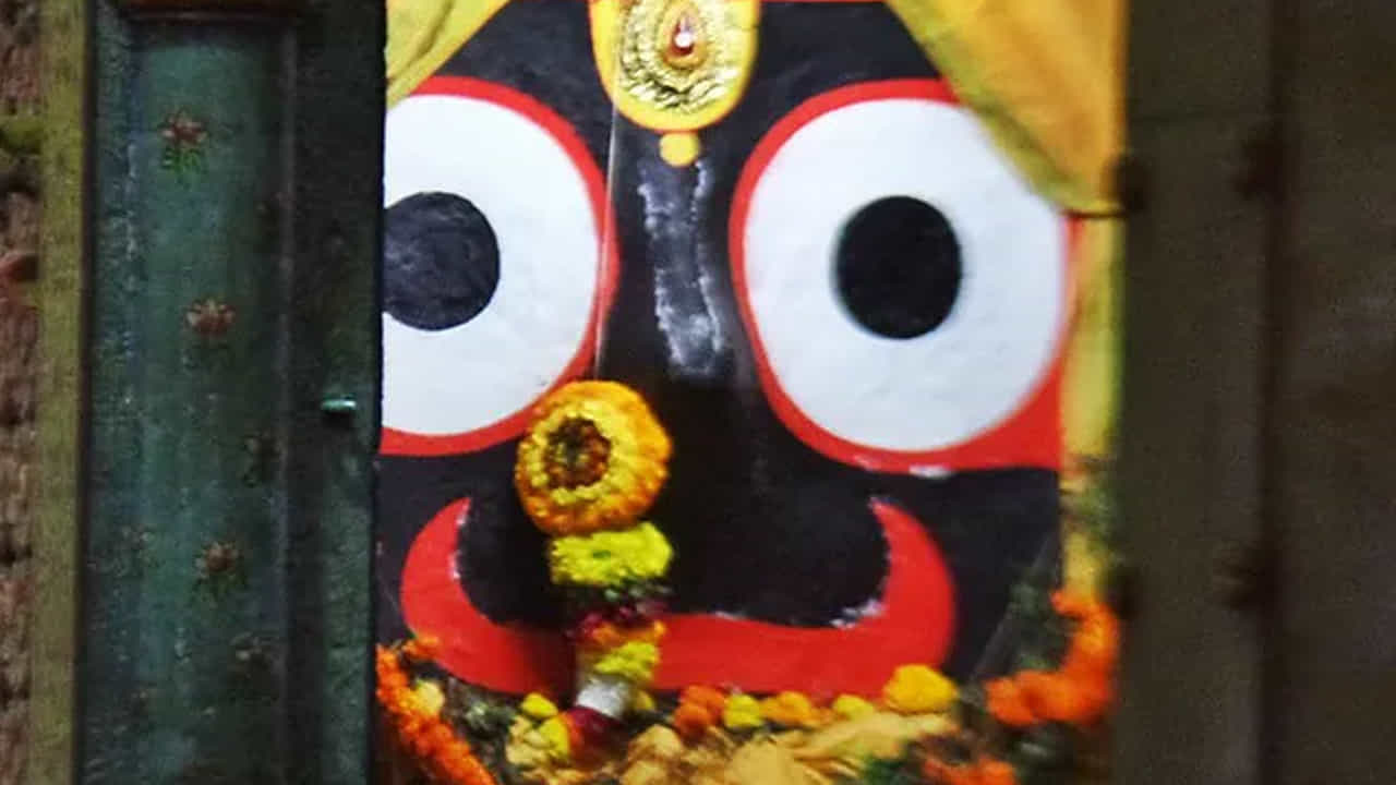 శ్రీకృష్ణ పరమాత్మునిపై బాణం సంధించిన జర విశ్వభసు అనే పేరుతో పూరి నగరం ఆటవికుల ప్రాంతంలో జన్మిస్తాడు. పూరికి చేరుకున్న శ్రీకృష్ణుడి హృదయం విశ్వభసుకు దొరుకుతుంది. ఆ హృదయాన్ని అడవిలో తనకు మాత్రమే తెలిసిన చోట భద్రపరిచి దానికి నిత్యం పూజలు చేస్తూ ఉంటాడు విశ్వభసు. తన వల్లే జగన్నాధుడి విగ్రహాలు సకంలో ఆగిపోయాయని బాధపడుతున్న ఇంద్రద్యుమ్నుడికి బ్రహ్మ పదార్థం విశ్వభసు రాజ్యంలో ఉందని తెలుసుకుంటాడు. దానిని తీసుకొచ్చి జగన్నాధుడి విగ్రహాల చిత్రం చేరుద్దాం అనుకుంటాడు. 