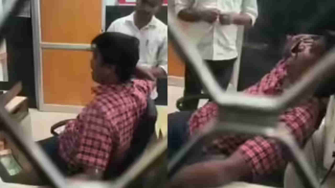 Video: మరీ ఇంత నిర్లక్ష్యమా..? టిక్కెట్ల కోసం లైన్లో ప్రయాణికులు.. తీరిగ్గా ఫోన్లో ముచ్చట్లు పెట్టిన క్లర్క్‌!