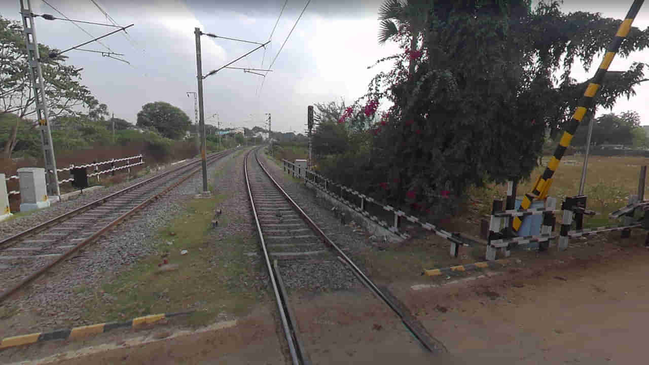 Andhra: రైల్వే గేటు సమీపంలో అనుమానాస్పద రీతిలో తచ్చాడిన వ్యక్తి.. కట్ చేస్తే