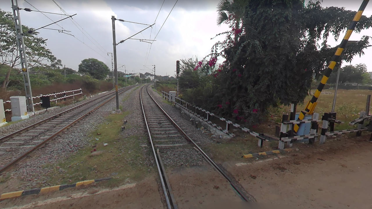 Andhra: రైల్వే గేటు సమీపంలో అనుమానాస్పద రీతిలో తచ్చాడిన వ్యక్తి.. కట్ చేస్తే