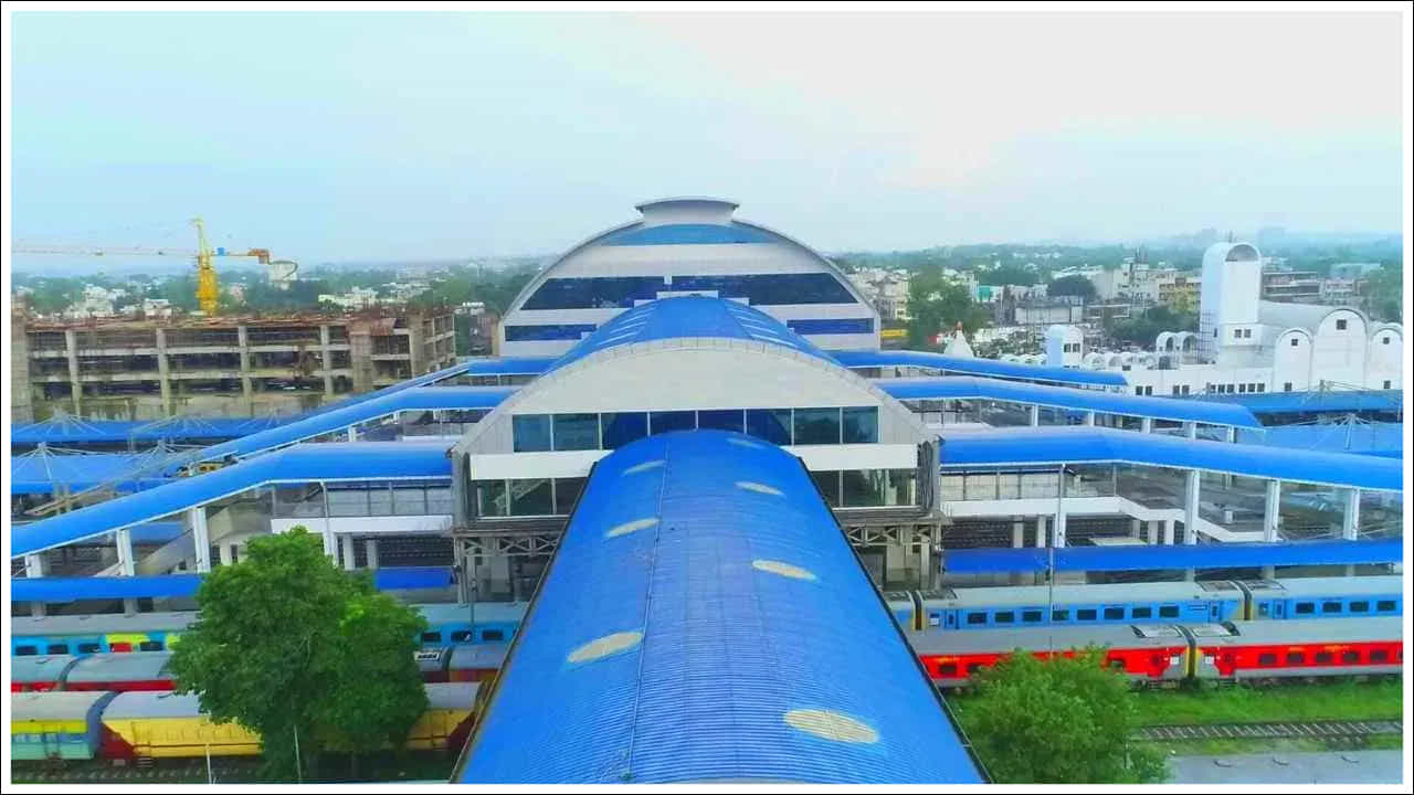 మధ్యప్రదేశ్ రాజధాని భోపాల్‌లో రాణి కమలపతి రైల్వే స్టేషన్ ఉంది. ఇది దేశంలోనే మొట్టమొదటి ప్రైవేట్ రైల్వే స్టేషన్. ఈ స్టేషన్‌ను PPP మోడ్‌లో పునరాభివృద్ధి చేశారు. ఇది ప్రపంచ స్థాయి స్టేషన్.