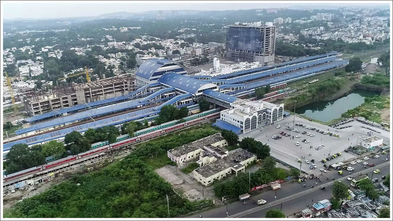 రాణి కమలాపతి రైల్వే స్టేషన్‌కు ASSOCHAM ద్వారా GEM సస్టైనబిలిటీ సర్టిఫికేట్‌లో GEM 5 స్టార్ రేటింగ్ లభించింది. పునరుత్పాదక శక్తి వినియోగాన్ని ప్రోత్సహించడానికి ఈ స్టేషన్‌లో సౌర విద్యుత్ ఉత్పత్తిని కూడా ఏర్పాటు చేశారు.