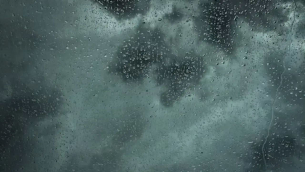 వాస్తు శాస్త్రంలో నీటిని సంపద, శ్రేయస్సుకు చిహ్నంగా భావిస్తారు. వర్షపు నీరు నేరుగా ప్రకృతి నుంచి వస్తుంది. ఈ నీటిని సేకరించి ఇంటి ఈశాన్య మూలలో ఉంచడం శుభప్రదంగా భావిస్తారు. ఈ ప్రదేశం దేవతల ప్రదేశం. ఇక్కడ నీటిని ఉంచడం వలన సంపద దేవత అయిన లక్ష్మీ దేవి ఆశీర్వాదం లభిస్తుంది. ఇది ఇంట్లో శ్రేయస్సును తెస్తుంది.
