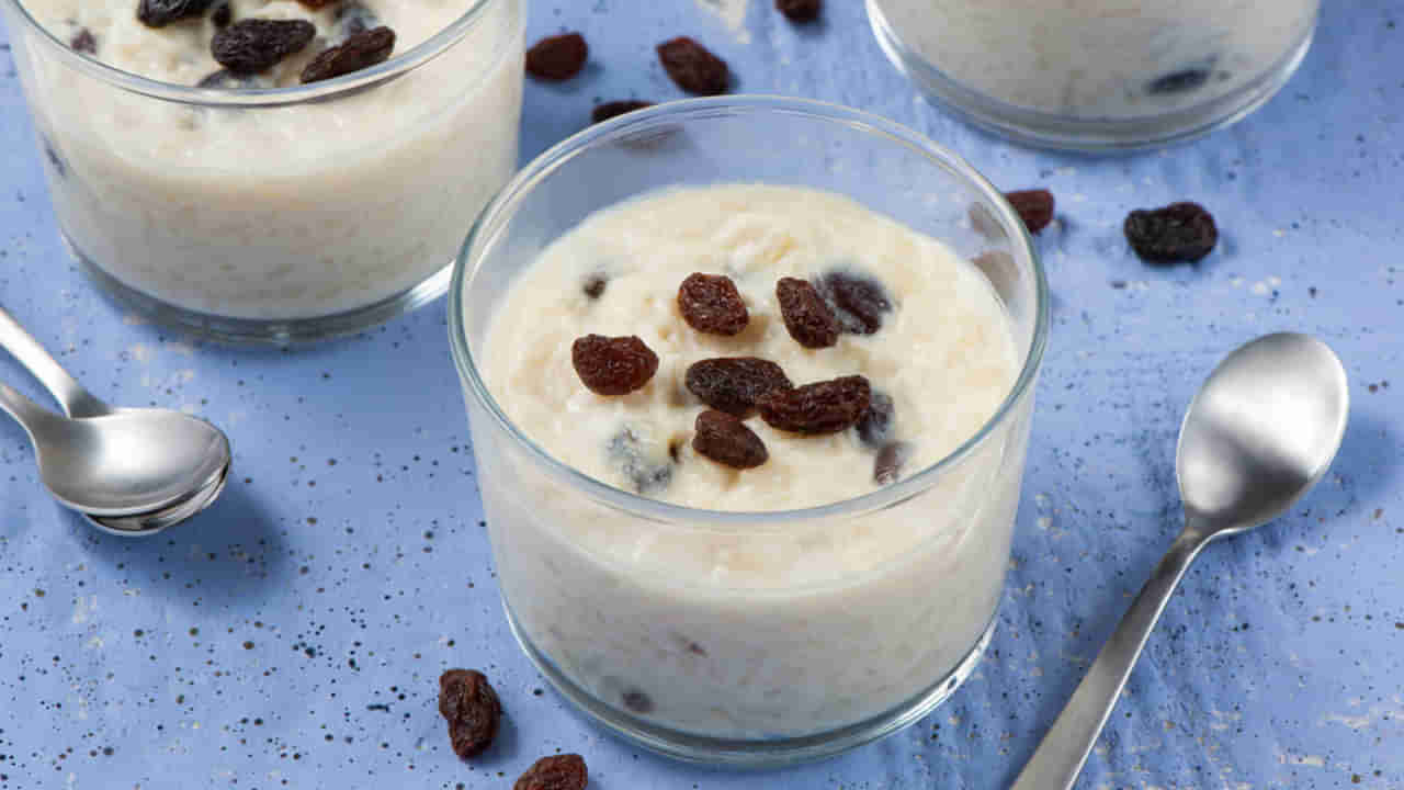 Raisins Soaked Milk : రాత్రి పడుకునే ముందు పాలల్లో కిస్మిస్ నానబెట్టి తాగితే ఏమౌతుంది?