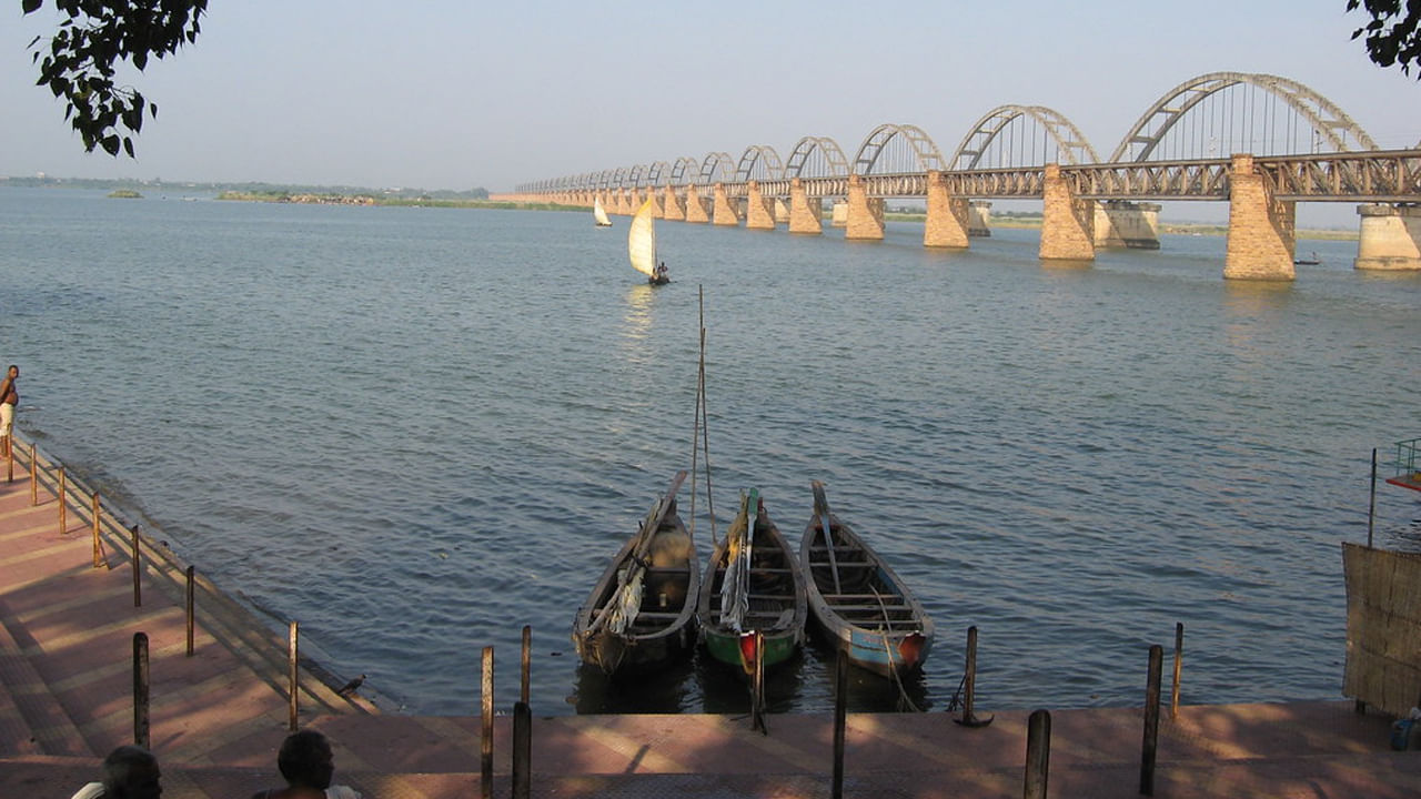 01వ రోజు శుక్రవారం లింగంపల్లి రైల్వే స్టేషన్ నుంచి రాత్రి 08:30 గంటలకు, సికింద్రాబాద్ రాత్రి 09:15 గంటలకు రైలు నంబర్ 12738 (గౌతమి ఎక్స్ప్రెస్) ద్వారా మొదలవుతుంది. రాత్రంతా ప్రయాణం చేయాల్సి ఉంటుంది.