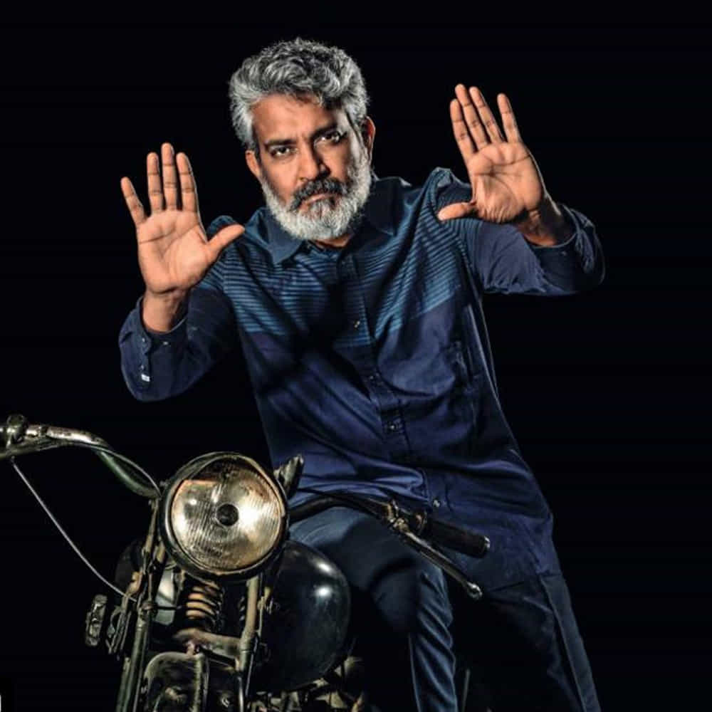 జక్కన్న, ఈగ సినిమా తన బెస్ట్ అని చెప్పటం వెనుక మరో రీజన్ కూడా ఉంది. టాప్ స్టార్స్తో చేసిన సినిమాల్లో ఏ మూవీ పేరు చెప్పినా, మిగతా వాళ్లు హర్ట్ అవుతారు. అందుకే ఈగ హీరోగా కనిపించిన సినిమా పేరు చెప్పి ఎవరూ హర్ట్ అవ్వకుండా జాగ్రత్త పడ్డారు.
