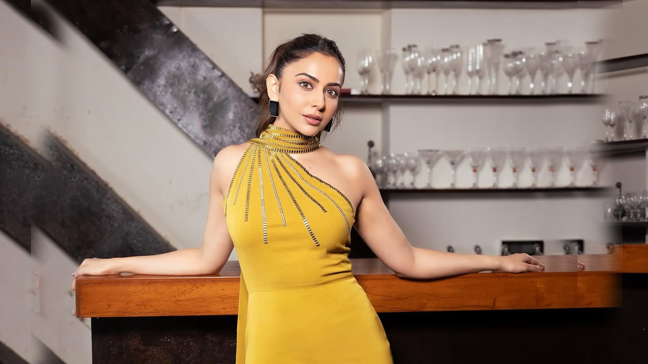 కెరటం మూవీతో సిల్వర్ స్క్రీన్‌కు పరిచయమైన బ్యూటీ రకుల్ ప్రీత్ సింగ్. ఈ మూవీతో మంచి ఫేమ్ సంపాదించుకుంది. ఇక తర్వాత  వెంకటాద్రి ఎక్స్ ప్రెస్ సినిమాతో  తెలుగు చిత్ర పరిశ్రమలోకి అడుగు పెట్టి, తక్కువ సమయంలోనే తన నటన, గ్లామర్‌తో  మంచి గుర్తింపు తెచ్చుకొని వరస సినిమాలతో టాలీవుడ్ నెంబర్ వన్ హీరోయిన్‌గా తన సత్తా చాటింది.