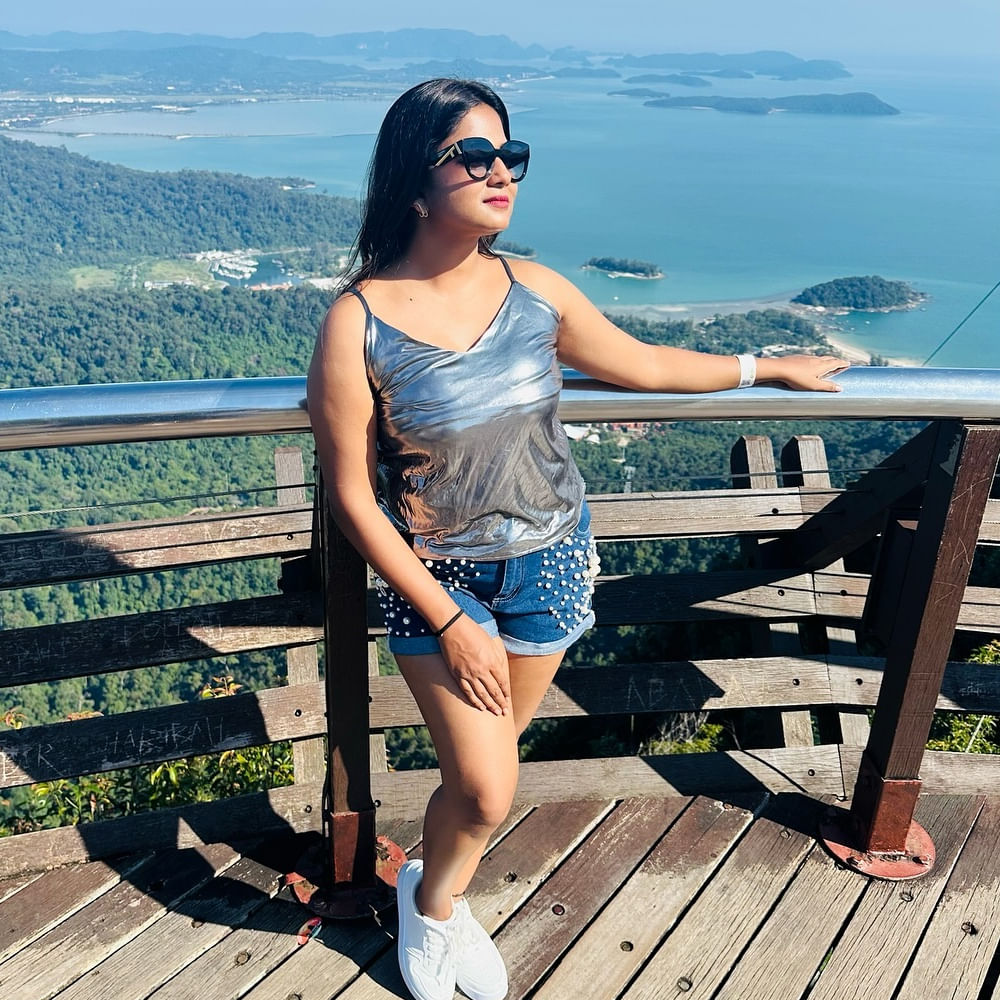 కానీ సోషల్ మీడియాలో ఈ అమ్మడు చాలా డిఫరెంట్. మోడ్రన్ డ్రెస్సులలో గ్లామర్ షో నెట్టింట ఫాలోవర్లను కట్టిపడేస్తుంది. తాజాగా వసుధార క్రేజీ ఫోటోస్ ఇన్ స్టాలో వైరలవుతున్నాయి.