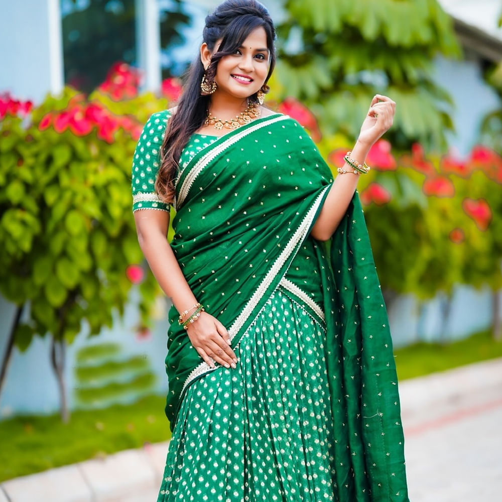 రిషి పాత్రలో కన్నడ నటుడు ముఖేష్ గౌడ నటించగా.. వసుధార పాత్రలో రక్షా గౌడ నటించింది. వీరిద్దరి జోడికి యూత్ ఫాలోయింగ్ ఎక్కువే. అయితే ఇందులో అందం, అమాయకత్వం, తెలివైన అమ్మాయిగా ఇలా అన్ని రకాలుగా తెలుగు ప్రేక్షకులకు తెగ నచ్చేసింది వసూధార. 