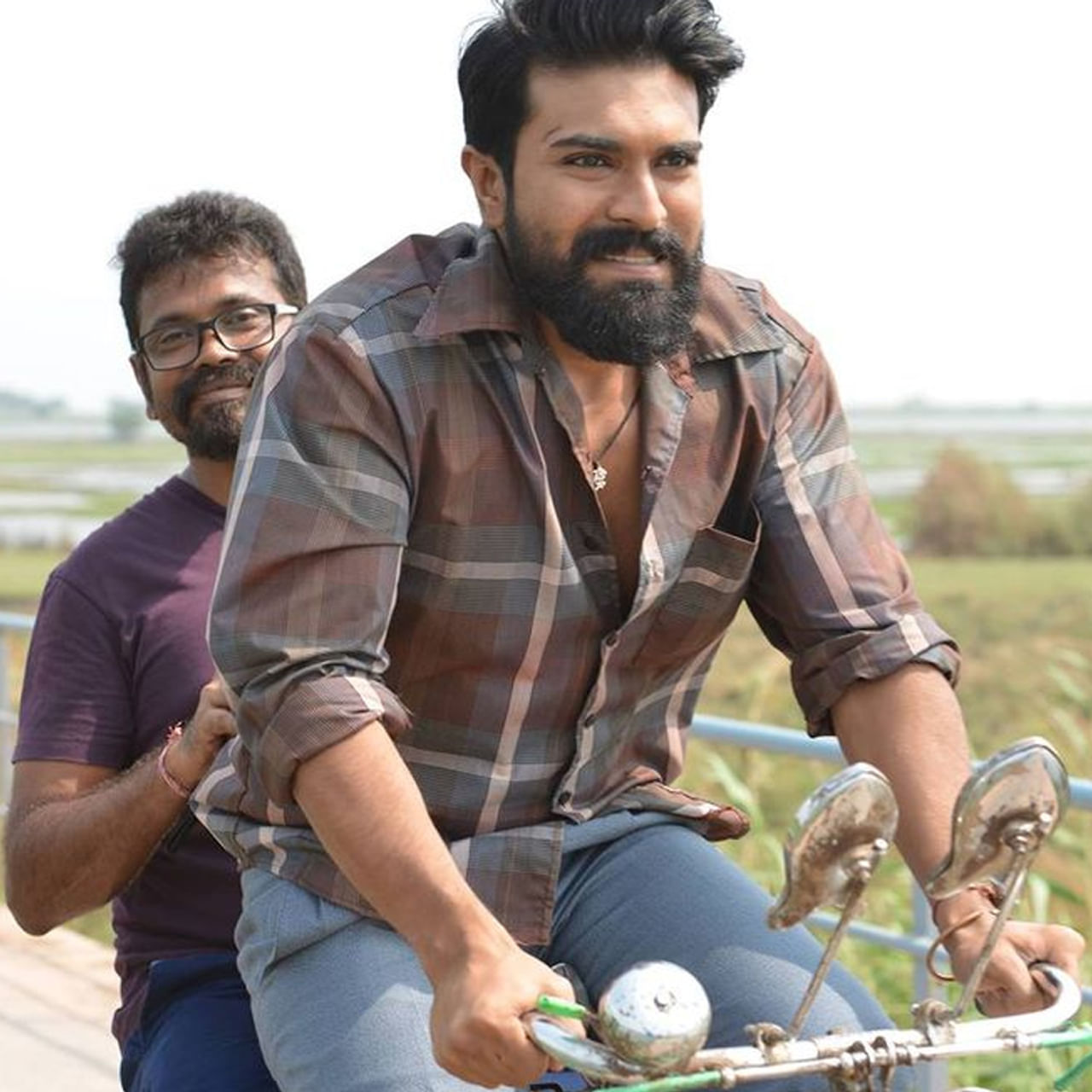 పాన్ ఇండియా స్టార్ రామ్ చరణ్ ప్రస్తుతం వరుస సినిమాలతో బిజీగా ఉన్న సంగతి తెలిసిందే. డైరెక్టర్ బుబ్చిబాబు దర్శకత్వంలో పెద్ది చిత్రంలో నటిస్తున్నారు. స్పోర్ట్స్ డ్రామాగా వస్తున్న ఈ మూవీలో బాలీవుడ్ హీరోయిన్ జాన్వీ కపూర్ కథానాయికగా నటిస్తుంది. ఈ సినిమాతోపాటు డైరెక్టర్ సుకుమార్ దర్శకత్వంలో మరో సినిమా చేయనున్నారు.