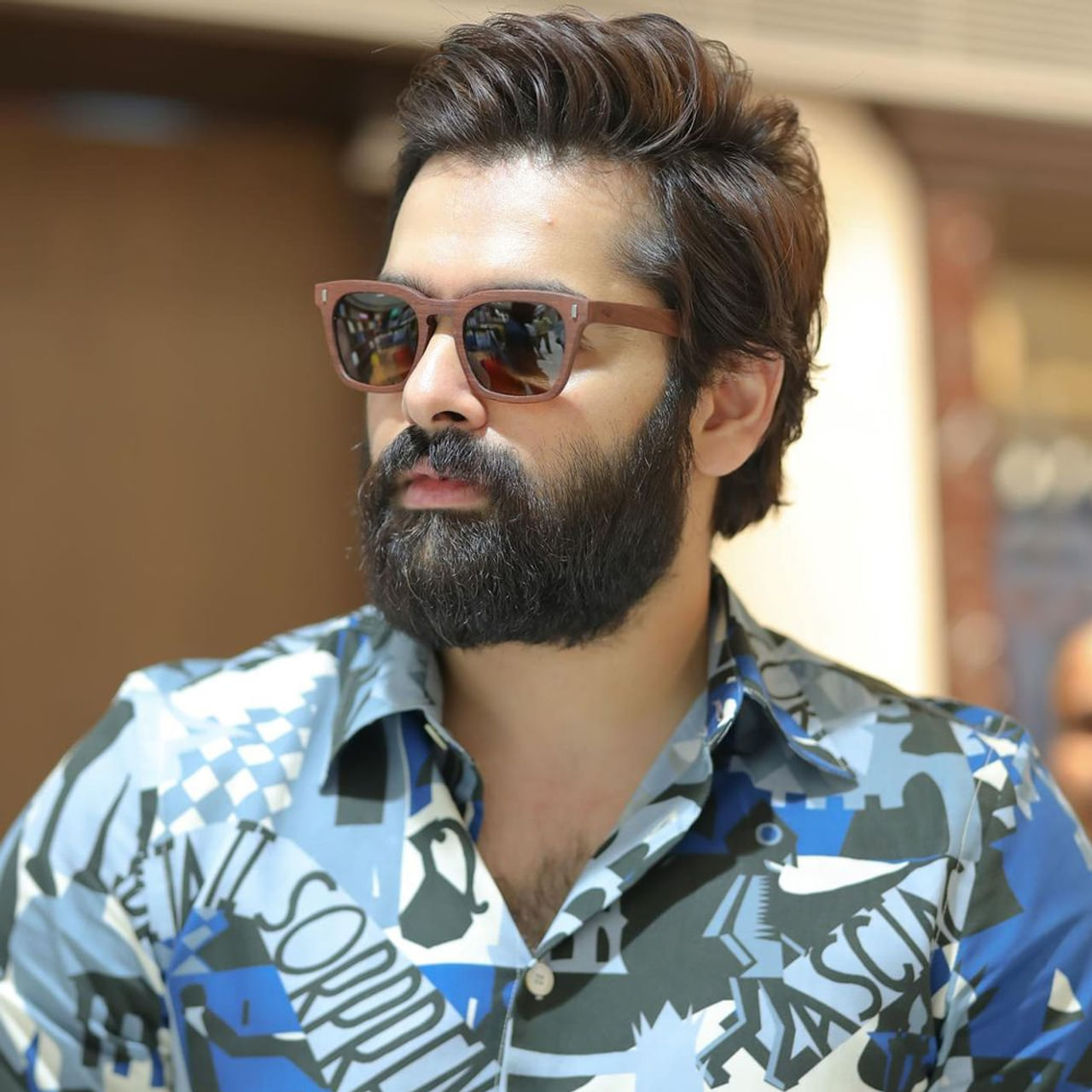 ఎవరో రావాలి.. మనకేదో చేయాలి.. మన కెరీర్‌ను పైకి తీసుకురావాలి అని ఎదురు చూసే రోజులు పోయాయి. వాళ్ల కెరీర్‌ను వాళ్లే లిఫ్ట్ చేసుకుంటున్నారు మన హీరోలు. కథలు వాళ్లే రాసుకుంటున్నారు.. కుదిర్తే పాటలు కూడా వాళ్లే రాస్తున్నారు. 