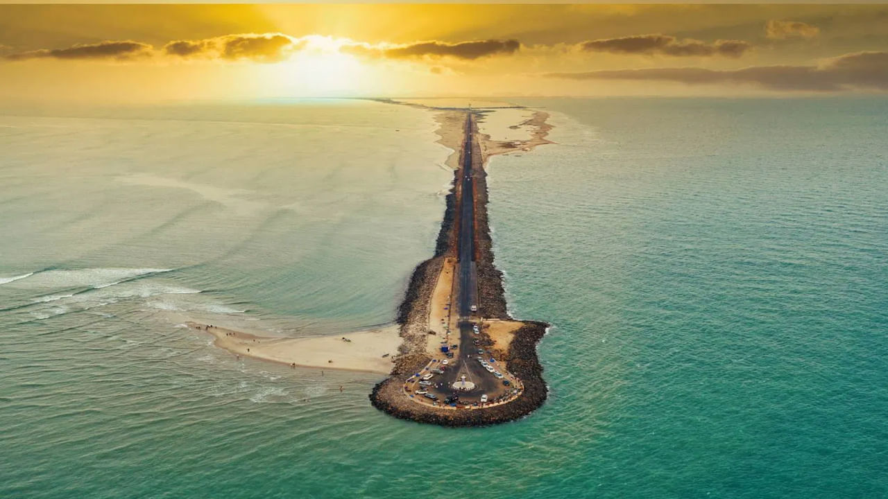 భారతదేశానికి, శ్రీలంకకు వారధి పట్టణముగా ప్రసిద్ధి చెందిన ధనుష్కోడిని సందర్శించడం ఓ అద్భుతమైన అనుభూతినిస్తుంది. ధనుష్కోడి రామనాథస్వామి ఆలయం నుంచి దాదాపు 3.5 కి.మీ దూరంలో ఉంది. ఇక్కడ మీరు కోదండరామస్వామి ఆలయాన్ని సందర్శించవచ్చు. దీనితో పాటు ధనుష్కోడి బీచ్ ఇక్కడ చాలా ప్రసిద్ధి చెందింది. మన్నార్ గల్ఫ్ మెరైన్ నేషనల్ పార్క్ కూడా ఇక్కడ చాలా ప్రసిద్ధి చెందింది.  ( Credit : Getty Images )