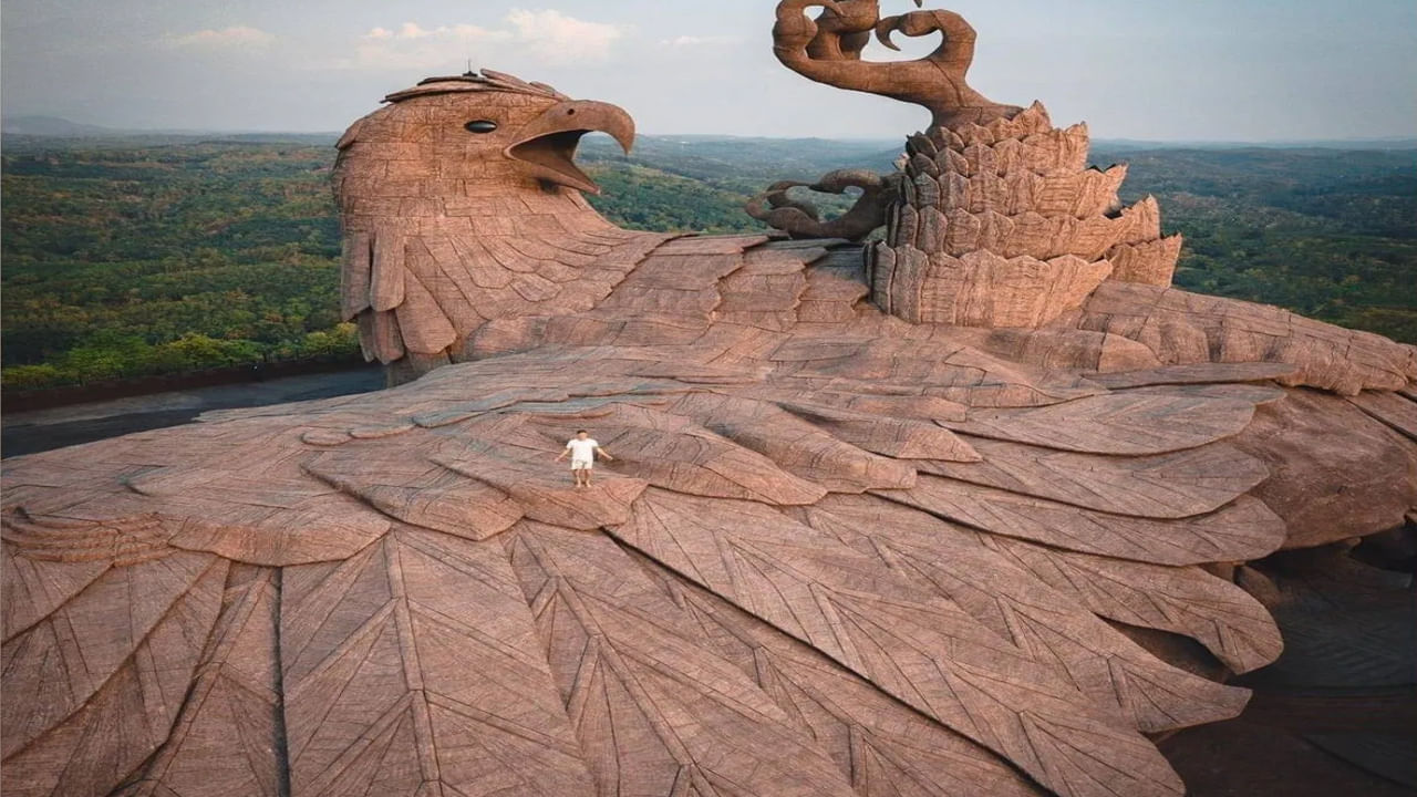 జటాయు తీర్థం రామేశ్వరంలోని ప్రధాన ఆలయాలలో ఒకటి. ఇది సీతాదేవిని ఎత్తుకేల్తున్న రావణుడి నుంచి సీతాదేవిని రక్షించే ప్రయత్నంలో ప్రాణాలు కోల్పోయిన పక్షి రాజు జటాయువుకు అంకితం చేయబడింది. ఇది రామనాథస్వామి ఆలయం నుంచి దాదాపు 6 కిలోమీటర్ల దూరంలో ఉంది.  జటాయువుకి అంకితం చేయబడిన ఏకైక ఆలయాన్ని సందర్శించడం మరచిపోకండి. (Credit : travelandleisureindia)
