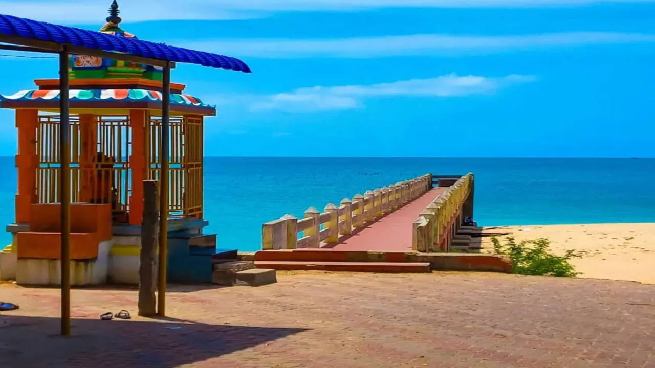 విల్లుండి తీర్థం రామేశ్వరంలో ప్రసిద్ధి చెందిన పవిత్ర స్థలం. దీనిని 'సముద్రం మధ్యలో ఉన్న తీపి నీటి బావి' అని కూడా పిలుస్తారు. ఇక్కడ సీతాదేవి దాహం తీర్చడానికి రాముడు తన విల్లుతో సముద్రంలో బావిని తవ్వినట్లు పురాణం చెప్తుంది. ఇది రామేశ్వరం బస్ స్టాండ్ నుంచి 6 కి.మీ దూరంలో ఉంది. ఇక్కడ ఒక చిన్న శివాలయం ఉంది. దీనిని త్రయంబకేశ్వర అని పిలుస్తారు.  (Credit : travelandleisureindia)
