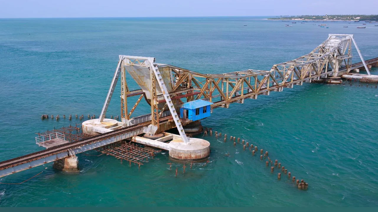 పంబన్ వంతెన భారతదేశంలో మొట్టమొదటి నిలువు లిఫ్ట్ వంతెన. ఇది రామేశ్వరం నుంచి 15 నుంచి 20 కిలోమీటర్ల దూరంలో ఉంది. దాని చుట్టూ ఉన్న దృశ్యాలు చాలా అందంగా ఉన్నాయి. మీరు ఇక్కడ గాజు పడవలో ప్రయాణించే అవకాశం పొందవచ్చు . ఇక్కడి నుంచి సూర్యాస్తమయ దృశ్యం చాలా అద్భుతంగా ఉంటుంది.  ( Credit : Getty Images )
 