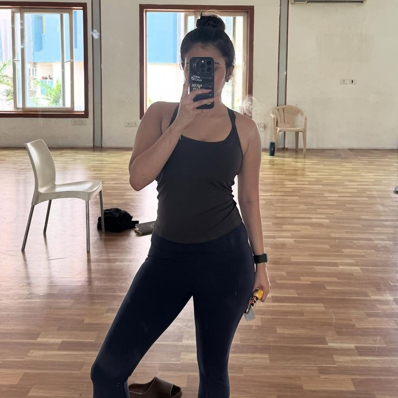 టాలీవుడ్ ఇండస్ట్రీలో ఇప్పుడు చిన్న చిన్న సినిమాలలో కథానాయికగా కనిపిస్తూ అందం, అభినయంతో కట్టిపడేస్తుంది ఈ ముద్దుగుమ్మ. అటు ట్రెడిషనల్.. ఇటు గ్లామర్ ఫోజులతో కవ్విస్తోన్న ఈ బ్యూటీకి ప్రస్తుతం వరుస అవకాశాలు వస్తున్నాయి. ఇంతకీ ఈ అందాల సుందరి ఎవరో గుర్తుపట్టగలరా..? 