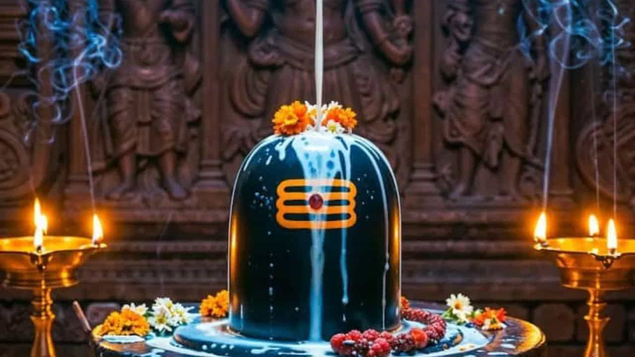 ఈ శుభ యోగాల నుంచి గరిష్ట ప్రయోజనాన్ని పొందడానికి, ఈ రోజున శివునికి ప్రత్యేక పూజ చేయాలి. శివలింగానికి జలాభిషేకం, దధ్యాభిషేకం చేయండి. బిల్వ పత్రం, ఉమ్మెత్త, జమ్మి మొదలైనవి సమర్పించండి. "ఓం నమః శివాయ" అనే మంత్రాన్ని జపించండి. శివ చాలీసా, రుద్రాష్టకం లేదా మహామృత్యుంజయ మంత్రాన్ని పఠించడం కూడా చాలా ఫలవంతమైనది. మీ కోరికలు నెరవేరాలనే సంకల్పంతో పూజ చేయండి.
