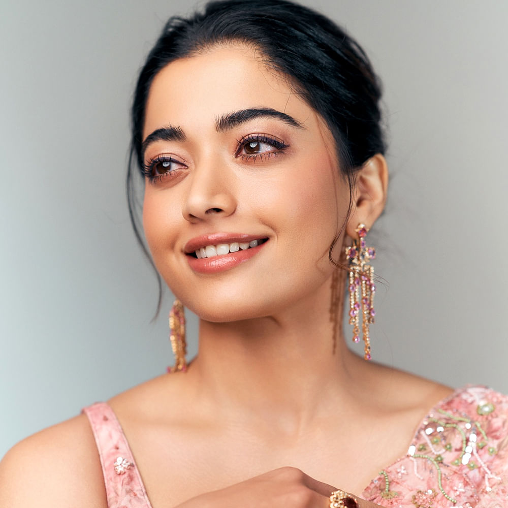 స్టార్ హీరోయిన్ గా దూసుకుపోతున్న రష్మిక తాజాగా ఓ ఇంటర్వ్యూలో మాట్లాడుతూ ఎమోషనల్ అయ్యింది. వీకెండ్ సెలవుల కోసం నేను ఏడుస్తాను అని తెలిపింది రష్మిక. ఈ ముద్దుగుమ్మ తన ఫ్యామిలీని బాగా మిస్ అవుతుందట.. ముఖ్యంగా తన చెల్లిని, తనతో ఎక్కువ సమయం గడపలేకపోతున్నా అంటూ ఎమోషనల్ అయ్యింది రష్మిక. 