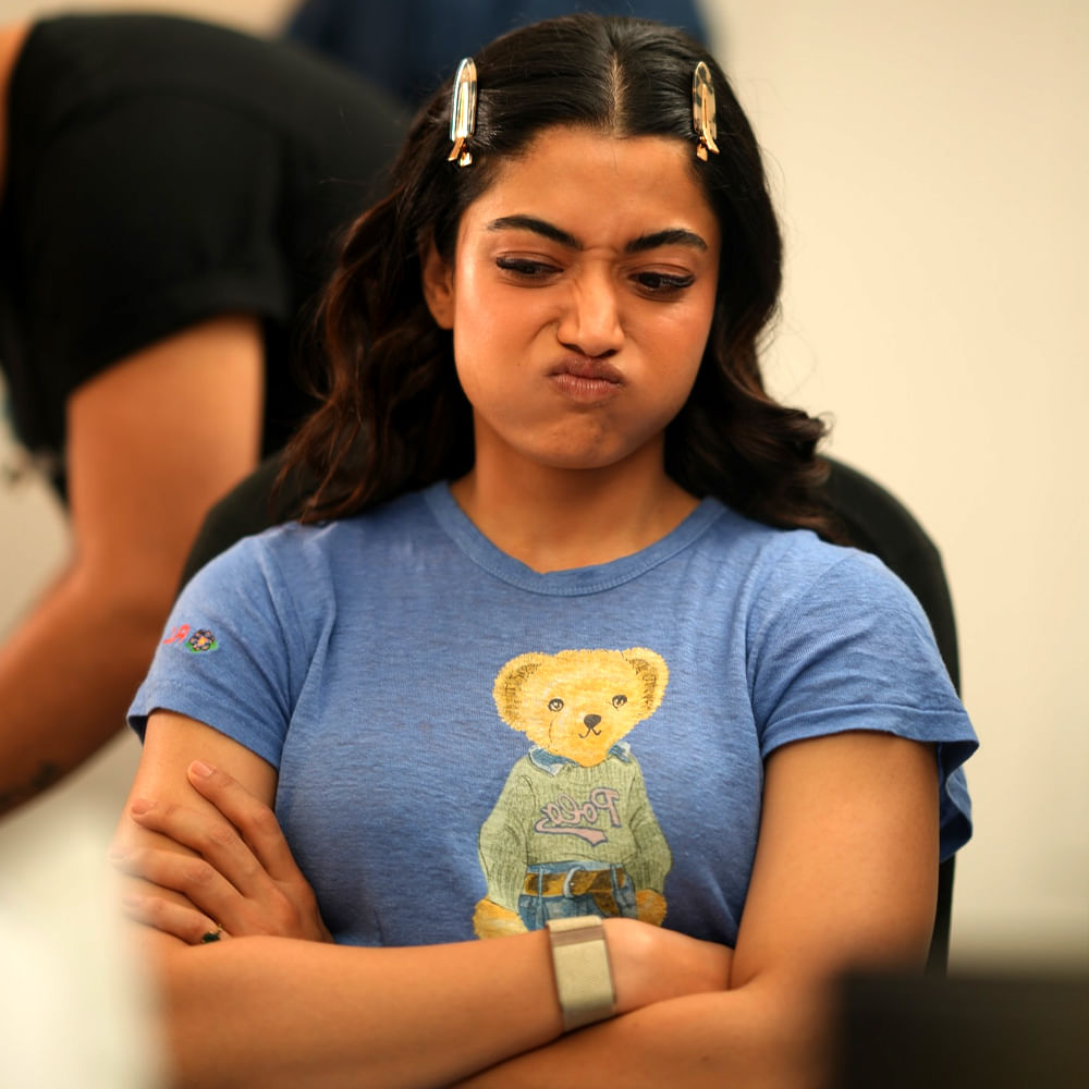 నా ఫ్రెండ్స్ ను కూడా బాగా మిస్ అవుతున్నా.. ఒకప్పుడు అందరం కలిసి ట్రిప్స్ కు వెళ్లేవాళ్లం.. కానీ ఇప్పుడు కుదరడం లేదు. ఏడాదిన్నరగా నేను నా స్నేహితులను చూడలేకపోయాను.. మా అమ్మ ఎప్పుడూ ఓ మాట చెప్పేది వృత్తిలో రాణించాలి అంటే వ్యక్తిగత జీవితం త్యాగం చేయాలి అని. 