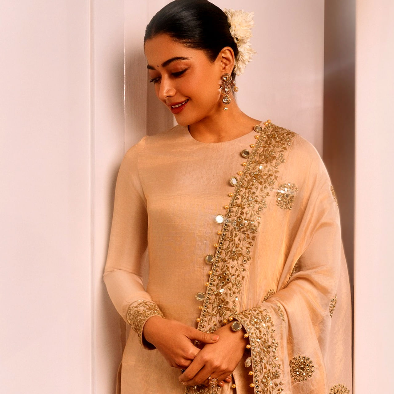 కన్నడ క్యూటీ రష్మిక ప్రస్తుతం ఫుల్ బిజీ.. చేతినిండా సినిమాలతో గ్యాప్ లేకుండా షూటింగ్స్ లో పాల్గొంటుంది. తెలుగు, తమిళ్, హిందీ భాషల్లో సినిమాలు చేస్తూ పాన్ ఇండియా స్టార్ గా మారిపోయింది. రీసెంట్ గా పుష్ప2, ఛావా, కుబేర సినిమాలతో బ్లాక్ బస్టర్స్ అందుకుంది. అలాగే ఈ చిన్నది ఇప్పుడు బడా హీరోల సినిమాల్లోనూ నటిస్తుంది. 