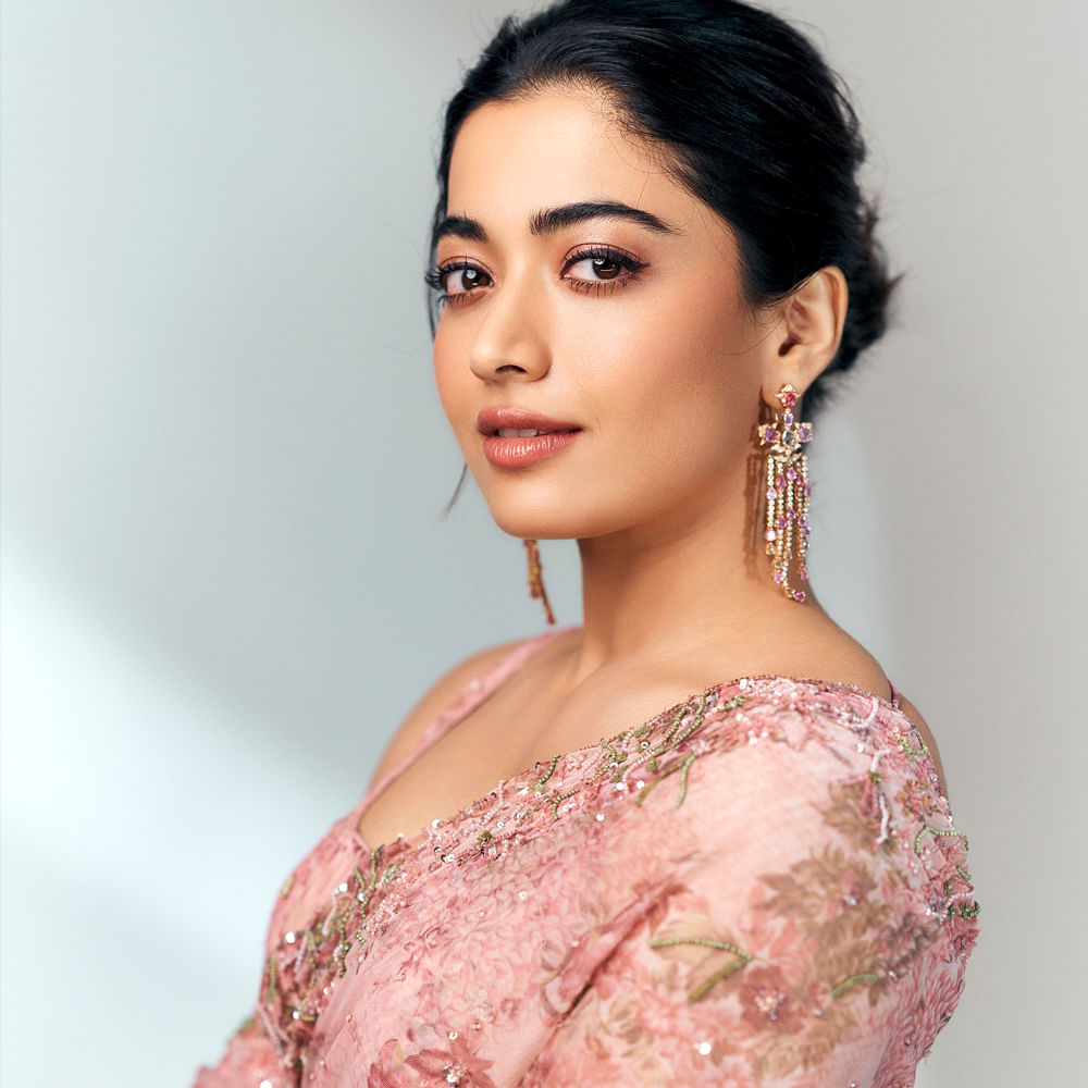 రష్మికా మాట్లాడుతూ.. నా చెల్లి చాలా చిన్నది.. నా కన్నా 16ఏళ్లు చిన్నది.. ఇప్పుడు తన వయసు 13. నేను తనను చాలా మిస్ అవుతున్నా.. నాకెరీర్ స్టార్ట్ అయిన దగ్గర నుంచి నేను తనను సరిగ్గా చూసుకోలేదు. నేను ఇంటికి వెళ్లి ఏడాదిన్నర అవుతుంది. మా అమ్మను, చెల్లిని చాలా మిస్ అవుతున్నా.. 