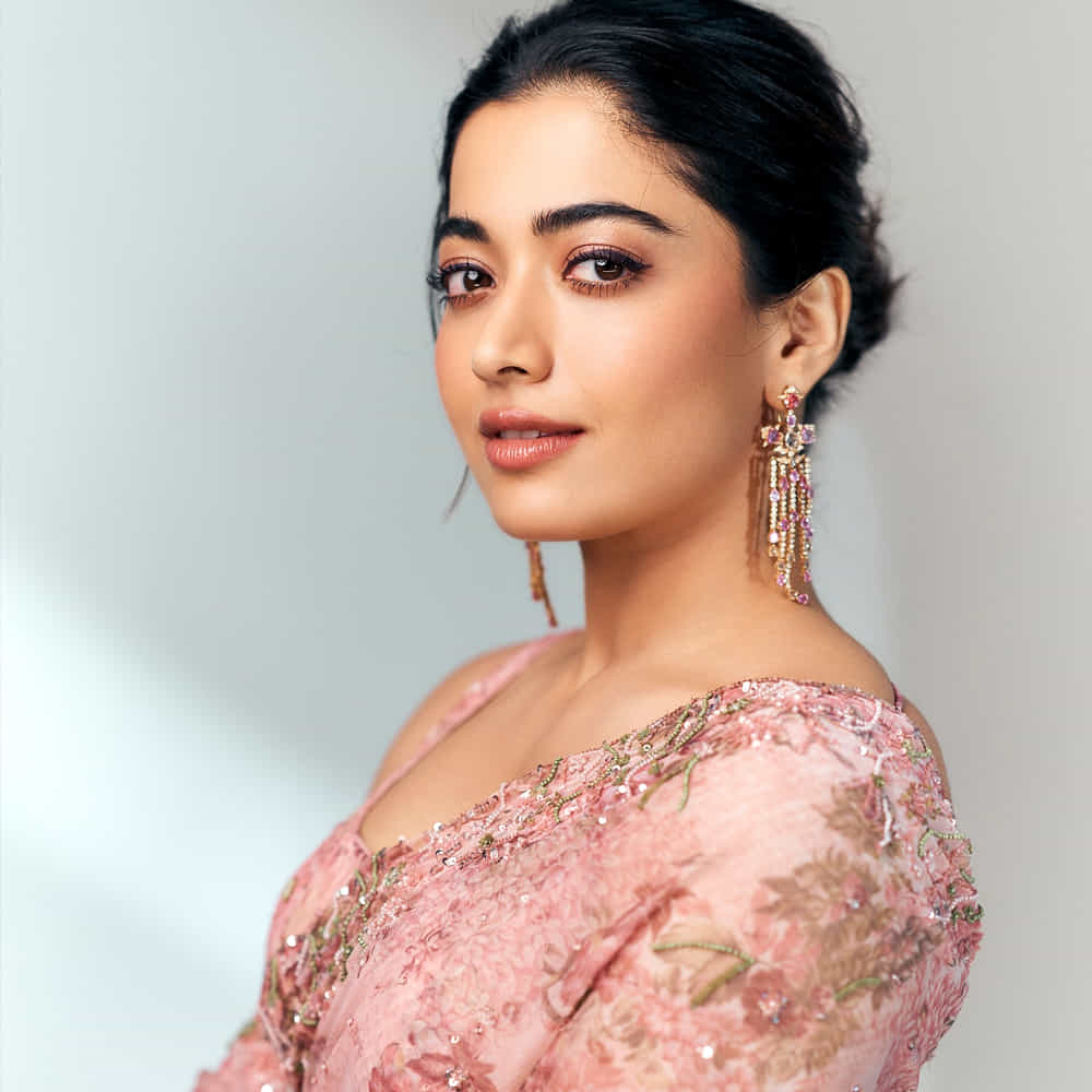 రష్మికా మాట్లాడుతూ.. నా చెల్లి చాలా చిన్నది.. నా కన్నా 16ఏళ్లు చిన్నది.. ఇప్పుడు తన వయసు 13. నేను తనను చాలా మిస్ అవుతున్నా.. నాకెరీర్ స్టార్ట్ అయిన దగ్గర నుంచి నేను తనను సరిగ్గా చూసుకోలేదు. నేను ఇంటికి వెళ్లి ఏడాదిన్నర అవుతుంది. మా అమ్మను, చెల్లిని చాలా మిస్ అవుతున్నా..