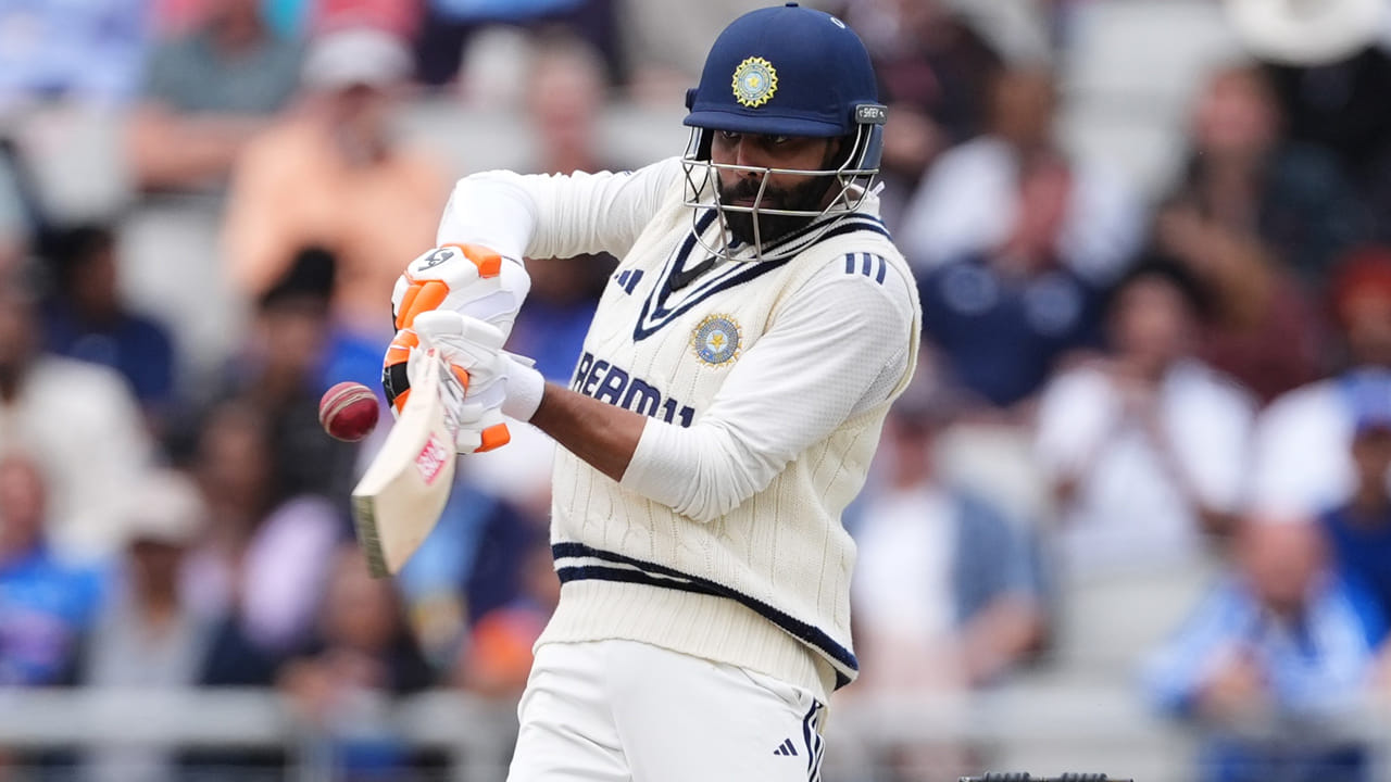 జడేజా ఇంగ్లాండ్‌లో ఇప్పటివరకు ఆడిన టెస్టుల్లో 1000కి పైగా పరుగులు (ఈ సిరీస్ లో 400+ పరుగులు) చేసి, 30కి పైగా వికెట్లు (ప్రస్తుతం 34 వికెట్లు) తీశారు. ఇంగ్లాండ్‌లో స్పిన్నర్లకు అంతగా అనుకూలించని పిచ్‌లపై ఒక ఆల్ రౌండర్‌గా ఇలాంటి ప్రదర్శన చేయడం జడేజా సామర్థ్యానికి నిదర్శనం.