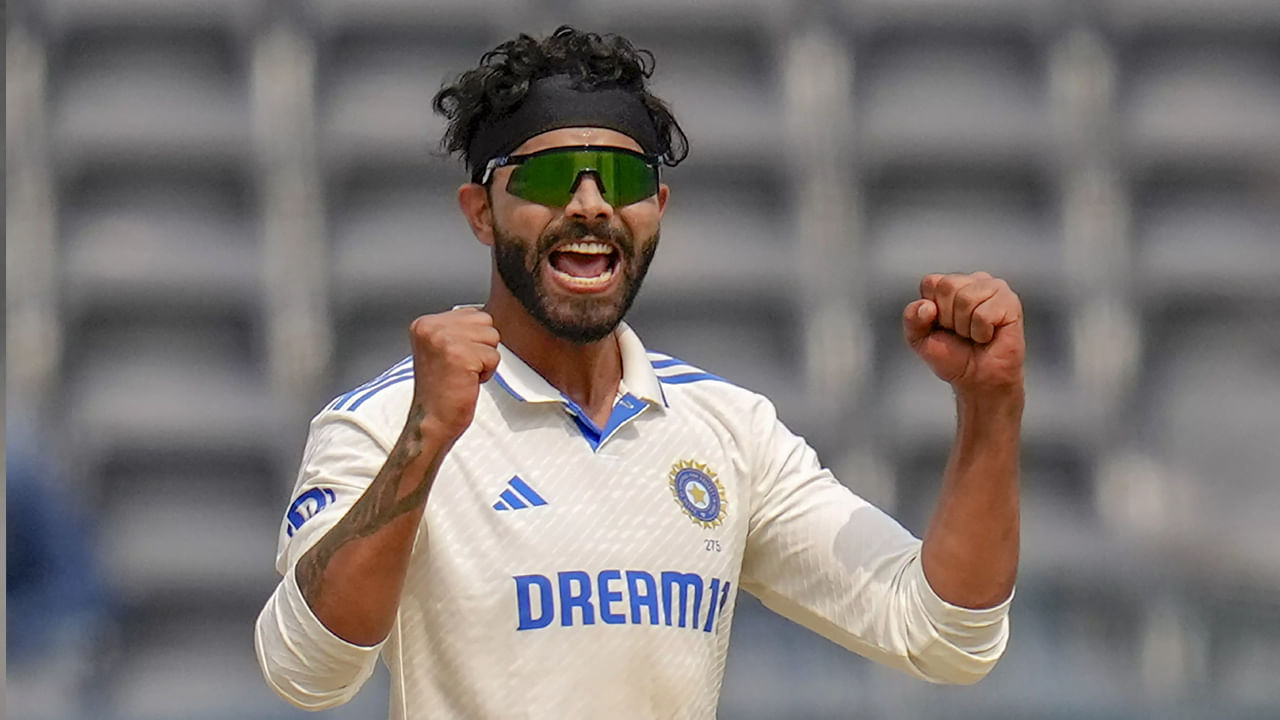 3. రవీంద్ర జడేజా: టీమిండియా ఆల్ రౌండర్ రవీంద్ర జడేజా కూడా ఇంగ్లాండ్‌పై అనుకున్నంతగా రాణించలేకపోతున్నాడు. లీడ్స్, ఎడ్జ్‌బాస్టన్ రెండింటిలోనూ జడేజా ఒక్కో వికెట్ పడగొట్టాడు. లీడ్స్ మైదానంలో అతను బ్యాట్‌తో రాణించలేకపోయాడు. అయితే, అతను ఎడ్జ్‌బాస్టన్‌లో జరిగిన రెండు ఇన్నింగ్స్‌లలోనూ హాఫ్ సెంచరీలు చేశాడు. కానీ, ఓవల్‌లో అతను బాగా రాణించలేకపోతే, ఆ ఆటగాడికి మళ్లీ జట్టులో అవకాశం లభించడం కష్టమే అనిపిస్తుంది. అతను టీమిండియా తరపున 82 మ్యాచ్‌ల్లో 325 వికెట్లు పడగొట్టాడు. 3564 పరుగులు చేశాడు. ఈ కాలంలో 4 సెంచరీలు, 24 అర్ధ సెంచరీలు చేశాడు.