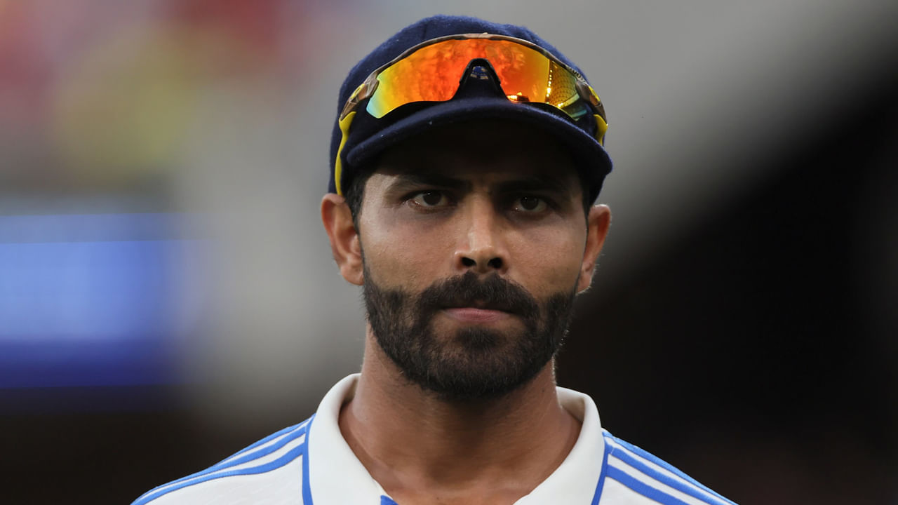 ఇంగ్లాండ్లో టెస్ట్ క్రికెట్లో వెయ్యి పరుగులు పూర్తి చేయడానికి ఈ భారత ఆల్ రౌండర్ కేవలం 58 పరుగుల దూరంలో ఉన్నాడు. మాంచెస్టర్లో జరగనున్న నాల్గవ టెస్ట్ మ్యాచ్లో భారత ఆటగాళ్లు కూడా ఈ ఘనత సాధించాలని కోరుకుంటున్నాడు. అంతకుముందు, ఇంగ్లాండ్లో వరుసగా నాలుగు హాఫ్ సెంచరీలు సాధించిన మూడవ భారతీయ బ్యాట్స్మన్గా జడేజా నిలిచాడు. అంతకుముందు, సౌరవ్ గంగూలీ, రిషబ్ పంత్ ఈ ఘనత సాధించారు. జడేజా ఇప్పటివరకు మూడు మ్యాచ్ల్లో 109 సగటుతో 327 పరుగులు చేశాడు. ఇందులో నాలుగు హాఫ్ సెంచరీలు ఉన్నాయి.