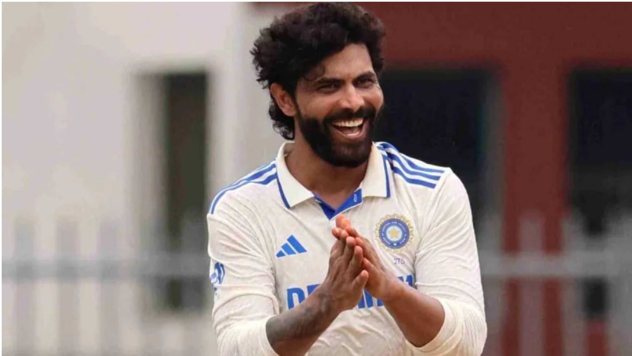 Ravindra Jadeja May Join Garfield Sobers: ఇంగ్లాండ్తో జరుగుతోన్న 5 మ్యాచ్ల టెస్ట్ సిరీస్లో భారత జట్టు అనుభవజ్ఞుడైన ఆల్ రౌండర్ రవీంద్ర జడేజా అద్భుతంగా రాణించాడు. అతను అద్భుతంగా బ్యాటింగ్ చేసి ఇంగ్లాండ్ బౌలర్లపై ఒత్తిడి పెంచాడు. అంతర్జాతీయ క్రికెట్లో జడేజాకు అనేక రికార్డులు ఉన్నాయి. ఇప్పుడు అతను తన పేరుతో మరో రికార్డ్ నెలకొల్పేందుకు సిద్ధమయ్యాడు. సర్ గ్యారీ సోబర్స్తో పాటు రవీంద్ర జడేజా తన పేరును అరుదైన జాబితాలో చేర్చుకునే వీలుంది.