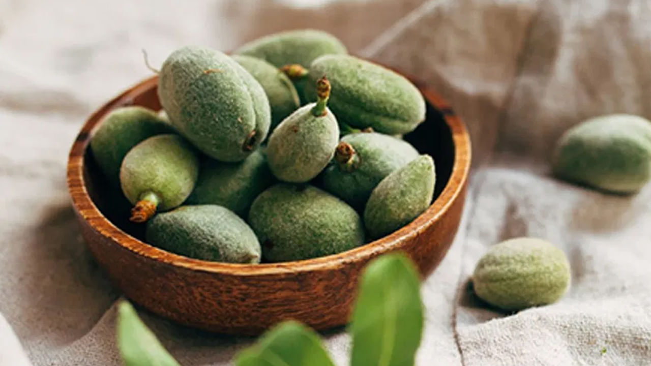 కాలేయానికి నష్టం.. పచ్చి బాదం పప్పులను ఎక్కువగా తింటే జీర్ణవ్యవస్థపై ప్రభావం చూపుతుంది. కాలేయంపైనా ప్రభావం పడుతుంది. ఎసిడిటీ వంటి సమస్యలు తలెత్తుతాయి. కడుపు ఉబ్బరం వంటి సమస్యలు ఉత్పన్నమవుతాయి.