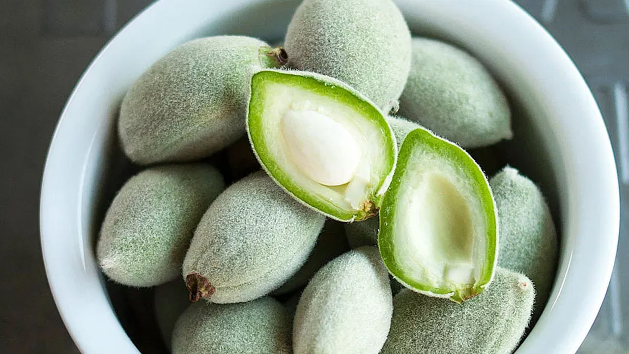 మైగ్రేన్ ఉన్నవారు తినొద్దు.. మైగ్రేన్‌తో బాధపడేవారు పచ్చి బాదం ఎక్కువగా తినకూడదు. ఒకవేళ ఎక్కువగా తింటే ఆ సమస్య మరింత పెరిగే అవకాశం ఉందని నిపుణులు చెబుతున్నారు. బాదం పప్పులో అనేక సమ్మేళనాలు ఉంటాయి. దీని కారణంగా శరీరంలో అనేక రసాయన ప్రతిచర్యలు జరుగుతాయి. అందుకే పచ్చి బాదం పప్పును తినొద్దని వైద్యులు కూడా సూచిస్తారు.