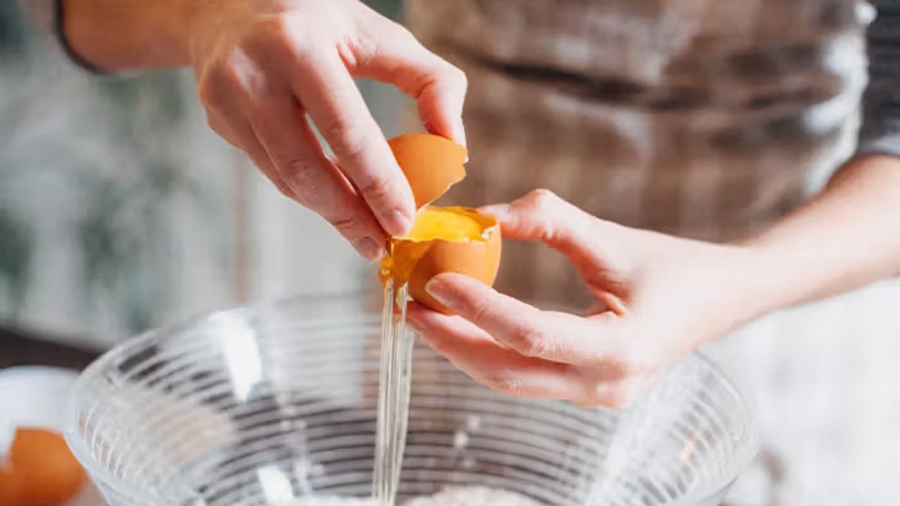 పచ్చి గుడ్లు తింటున్నారా..? ఈ సీరియస్ ప్రాబ్లమ్స్ గురించి తెలిస్తే షాక్ అవుతారు..!