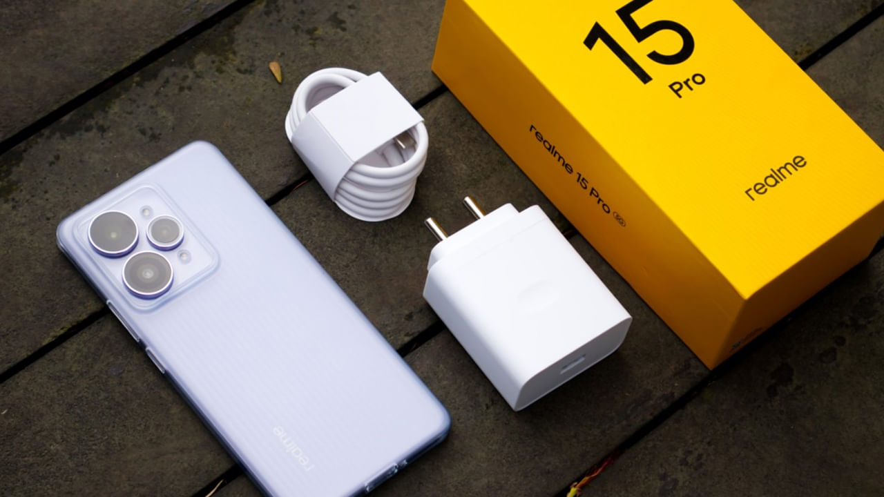 రియల్‌మీ 15 ప్రో IP69 నీరు, ధూళి నిరోధకత, గొరిల్లా గ్లాస్ రక్షణతో కూడా వస్తుంది. హై-ఎండ్ స్పెక్స్, బ్యాటరీ సామర్థ్యం ఉన్నప్పటికీ, డిజైన్ సన్నగా, తేలికగా ఉంది. రియల్‌మీ బాగా ప్రచారం చేస్తున్న విషయం ఇది. స్నాప్‌డ్రాగన్ 8s జెన్ 3 కి దగ్గరగా పనితీరును అందించగల క్వాల్కమ్ స్నాప్‌డ్రాగన్ 7 జెన్ 4 చిప్‌సెట్‌ను కలిగి ఉన్న భారతదేశంలో ఇది మొదటి ఫోన్ కూడా.