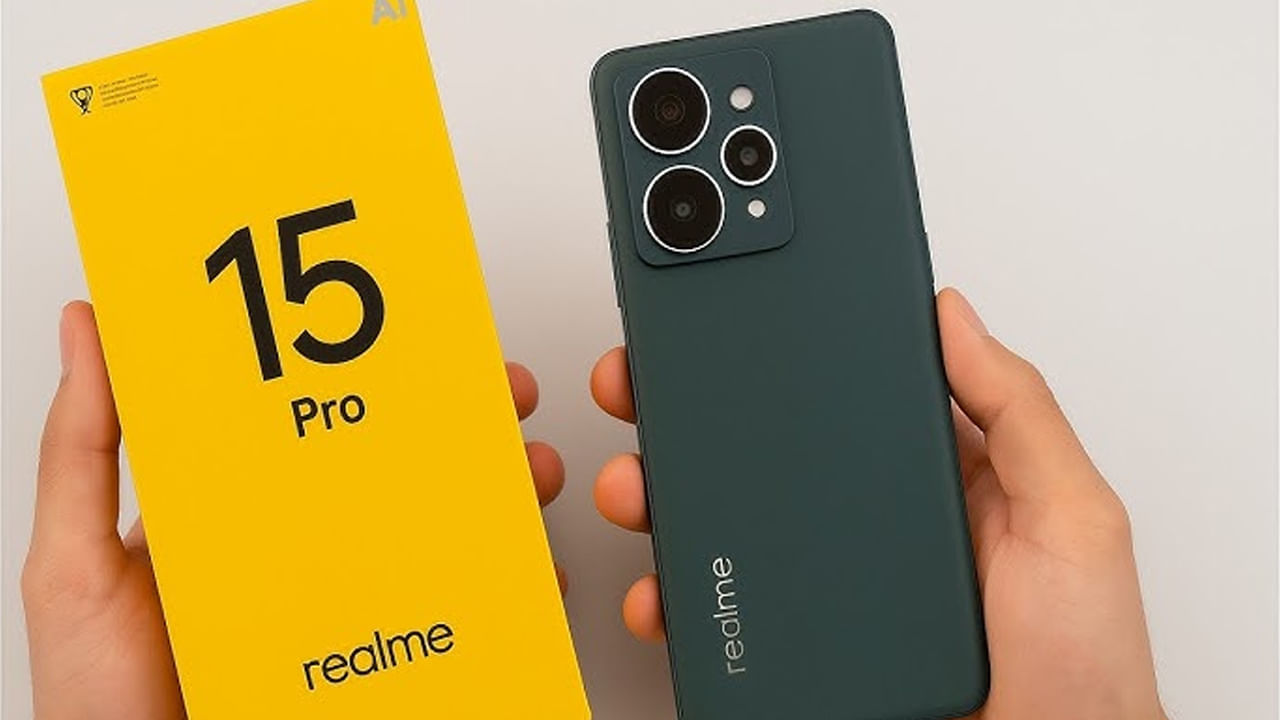 ఇది 144Hz రిఫ్రెష్ రేట్, 6,500nits పీక్ బ్రైట్‌నెస్‌తో 6.8-అంగుళాల AMOLED కర్వ్డ్ స్క్రీన్ కలిగి ఉంది. సాఫ్ట్‌వేర్ విషయానికి వస్తే, రియల్‌మీ వాయిస్-గైడెడ్ ఫోటో ఎడిటింగ్‌ను అనుమతించే AI ఎడిట్ జెనీ మరియు మ్యాజిక్‌గ్లో 2.0 వంటి AI-ఆధారిత లక్షణాలను ముందుకు తెస్తోంది. తక్కువ కాంతిలో ఫోటోలను వివరంగా కోల్పోకుండా ప్రకాశవంతం చేస్తుంది. AI కూడా స్మార్ట్ ఫ్రేమ్ రేట్ నిర్వహణ మరియు శీతలీకరణ సామర్థ్యంతో గేమింగ్‌ను మెరుగుపరుస్తుంది.