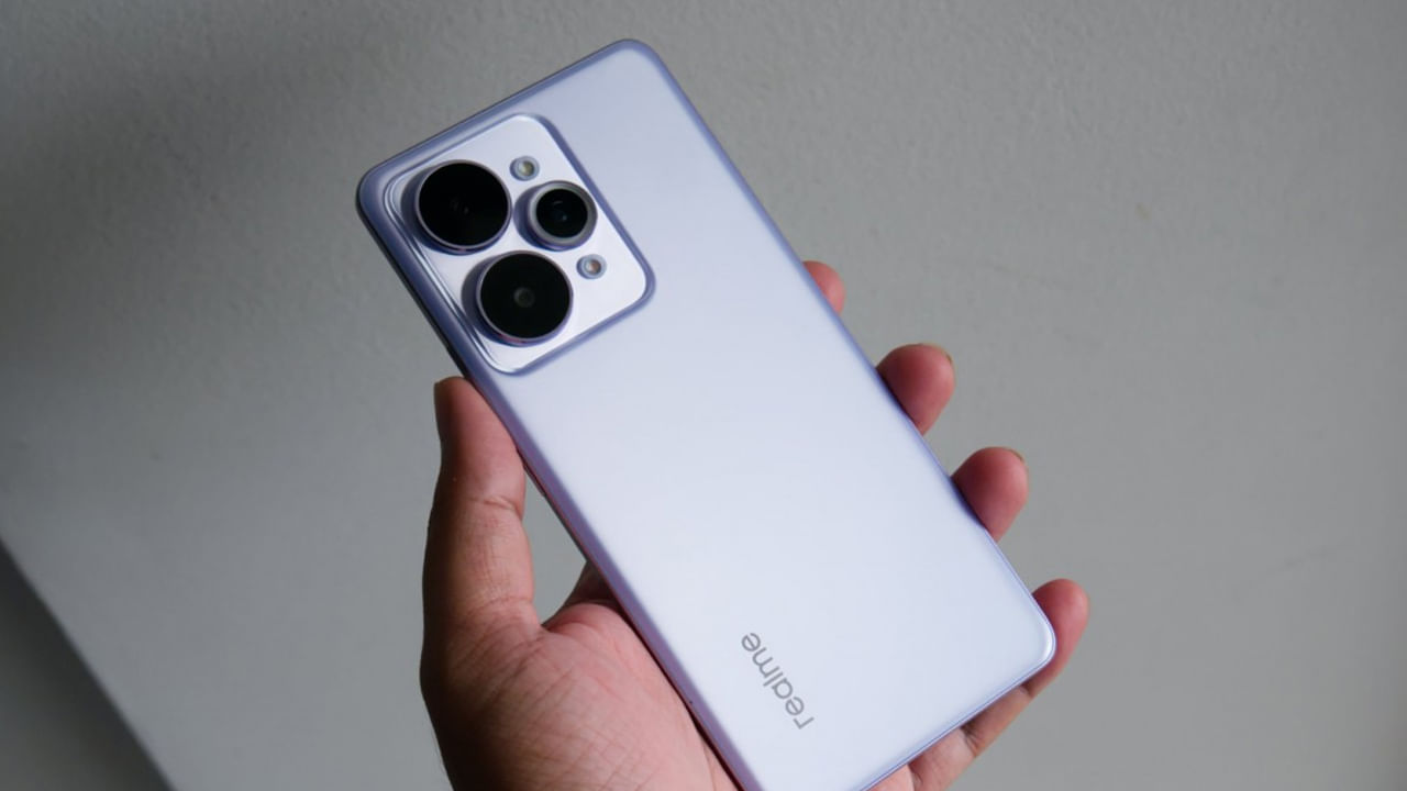 రియల్మీ 15 ప్రో 7,000mAh బ్యాటరీని కలిగి ఉన్న అత్యంత సన్నని ఫోన్లలో ఒకటి. ఇది కొత్త గ్రాఫైట్ ఆధారిత సింగిల్-సెల్ బ్యాటరీ టెక్ ద్వారా సాధ్యమైంది. ఇది అధిక శక్తి సాంద్రత, మరింత సమర్థవంతమైన విద్యుత్ నిర్వహణను అనుమతిస్తుంది. అదే సమయంలో బరువును 187 గ్రాముల వరకు ఉంటుంది. పూర్తి ఛార్జ్పై 83 గంటల వరకు మ్యూజిక్ ప్లేబ్యాక్ లేదా 22 గంటల వీడియో స్ట్రీమింగ్ను కంపెనీ క్లెయిమ్ చేస్తుంది. అలాగే 80W ఫాస్ట్ ఛార్జింగ్తో రానుంది.