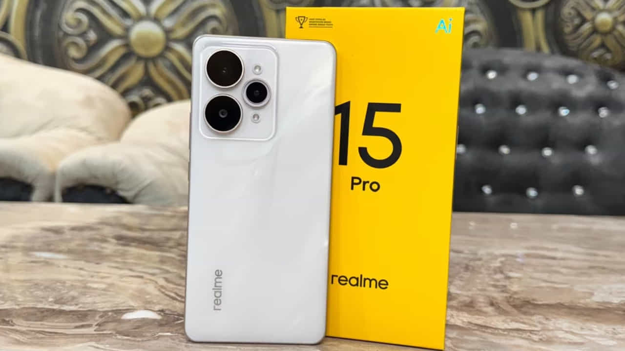 రియల్మి 15 ప్రో బహుళ వేరియంట్లలో లభిస్తుంది. 8GB RAM + 128GB స్టోరేజ్ మోడల్ ధర రూ. 28,999 కాగా, 8GB RAM + 256GB స్టోరేజ్ మోడల్ ధర రూ. 30,999. 12GB RAM + 256GB స్టోరేజ్ మోడల్ ధర రూ. 32,999. ఈ ధరలు ఇప్పటికే ఎంపిక చేసిన బ్యాంక్ కార్డుల ద్వారా రూ. 3,000 తగ్గింపు లాంచ్ ఆఫర్కు కారణమవుతాయి.ఈ ఫోన్ మూడు రంగు ఎంపికలలో అందుబాటులో ఉంటుంది. వెల్వెట్ గ్రీన్, సిల్క్ పర్పుల్, ఫ్లోయింగ్ సిల్వర్. ఓపెన్ సేల్స్ జూలై 30న మధ్యాహ్నం 12 గంటలకు ప్రారంభమవుతాయి.