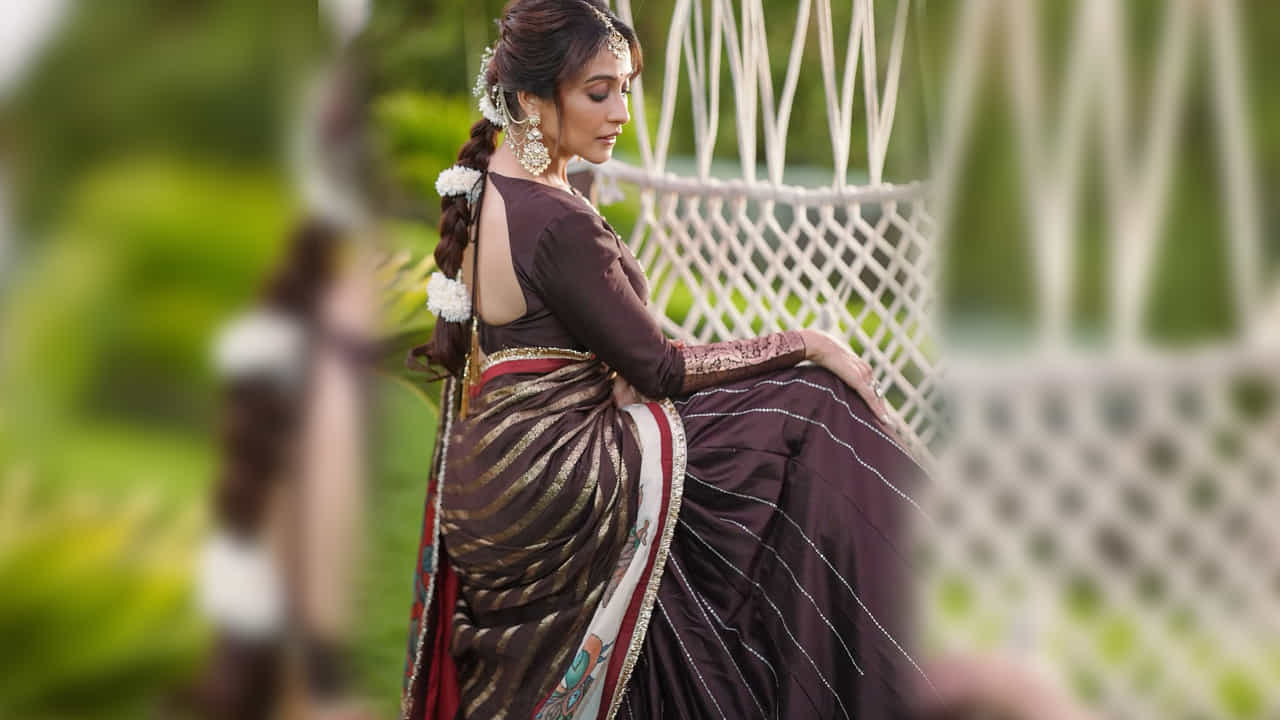 ఇక ఎప్పుడూ సోషల్ మీడియాలో చాలా యాక్టివ్గా ఉండే ఈ చిన్నది తాజాగా, బ్రౌన్ కలర్ లంగావోనీలో, నులక మంచం వద్ద అందంగా పలు ఫొటోలకు ఫోజులిచ్చింది. ఇవి నెటిజన్స్ను తెగ ఆకట్టుకుంటున్నాయి. ఈ ఫొటోస్ చూసిన వారందరూ చాలా రోజుల తర్వాత, అందమైన కుందనపు బొమ్మలా రెజీనా బ్యూటిఫుల్ అంటూ కామెంట్స్ చేస్తున్నారు. ప్రస్తుతం ఈ ఫొటోస్ నెట్టింట తెగ వైరల్ అవుతున్నాయి.