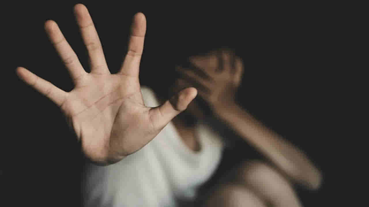 పక్కింట్లో బాలిక ఒంటరిగా ఉందని లోపలికి వెళ్లిన 47 ఏళ్ల వ్యక్తి..! రెండు రోజుల తర్వాత..