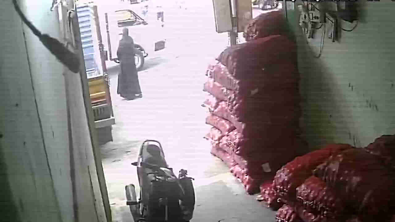 Telangana: కారు ఆపి షాప్‌లోకి వెళ్లిన వ్యక్తి.. అనుమానస్పదంగా కనిపించిన బురఖా మహిళ.. ఆ తర్వాత.!