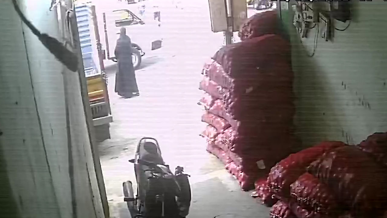 Telangana: కారు ఆపి షాప్‌లోకి వెళ్లిన వ్యక్తి.. అనుమానస్పదంగా కనిపించిన బురఖా మహిళ.. ఆ తర్వాత.!