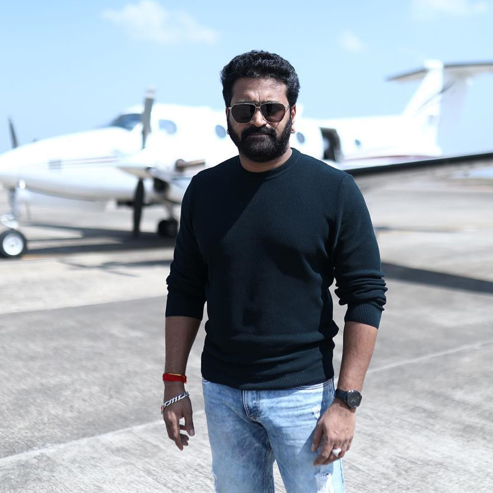 రిజీనల్ మూవీగా రిలీజ్ అయిన కాంతార పాన్ ఇండియా రేంజ్లో ఘన విజయం సాధించింది. కన్నడతో పాటు తెలుగు, తమిళ్, హిందీ భాషల్లో కూడా భారీ వసూళ్లు సాధించింది. దీంతో ఒక్కసారిగా నేషనల్ సెన్సేషన్గా మారిపోయారు రిషబ్ శెట్టి.