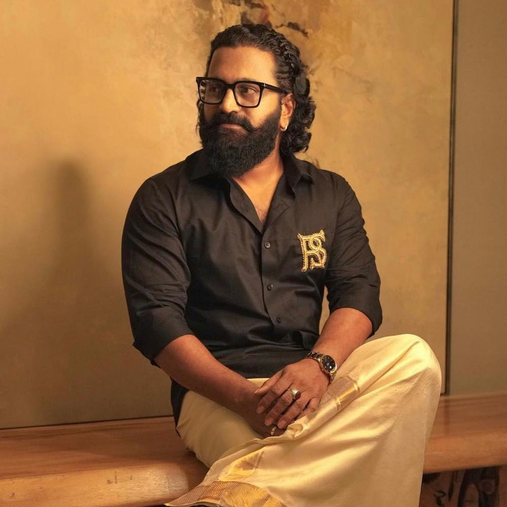 కాంతార సినిమాలో స్వయంగా నటించి దర్శకత్వం వహించిన రిషబ్, ఆ సినిమా సూపర్ హిట్ కావటంతో వెంటనే పార్ట్ 2ను సిద్ధం చేస్తున్నారు. కాంతార పార్ట్ 1 సెట్స్ మీద ఉండగానే పాన్ ఇండియా బ్లాక్ బస్టర్ హనుమాన్కు సీక్వెల్గా తెరకెక్కుతున్న జై హానుమాన్ సినిమాలో టైటిల్ రోల్లో నటించేందుకు ఓకే చెప్పారు రిషబ్.