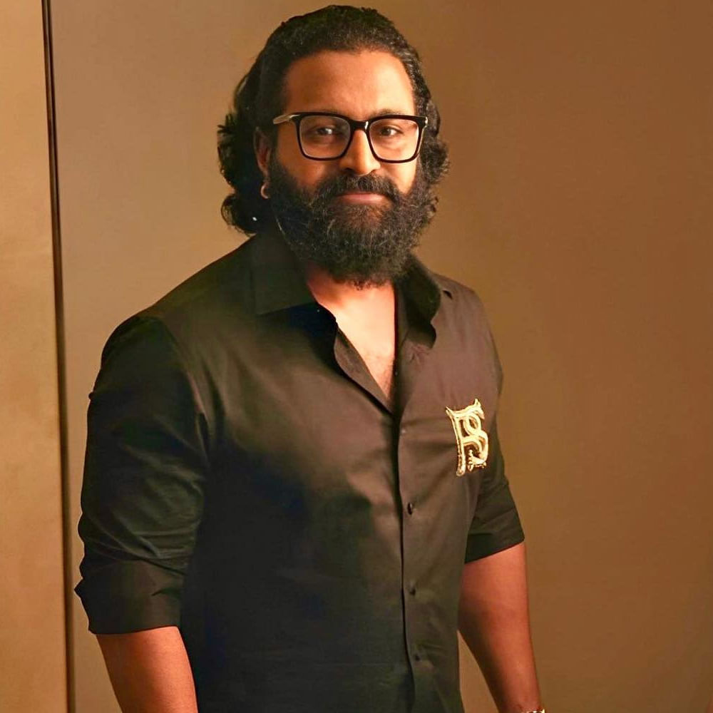 ఫస్ట్ లుక్ పోస్టర్తోనే జై హనుమాన్ మీద అంచనాలు పెంచటంలో సూపర్ సక్సెస్ అయ్యారు. ఈ రెండు సినిమాలు లైన్లో ఉండగానే ఇప్పుడు మరో భారీ చిత్రానికి గ్రీన్ సిగ్నల్ ఇచ్చారు ఈ సాండల్వుడ్ స్టార్.