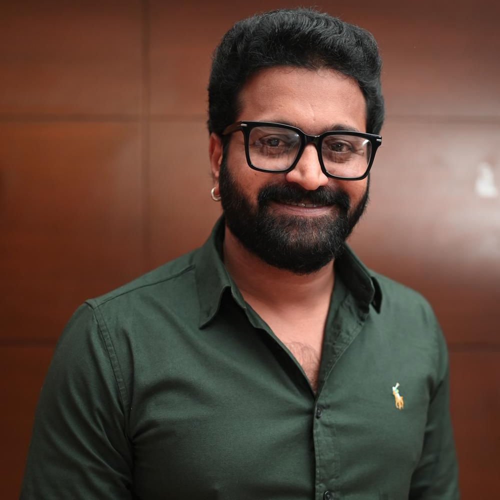 ఆకాశవాణి ఫేమ్ అశ్విన్ గంగరాజు దర్శకత్వంలోనూ ఓ సినిమా చేసే ఆలోచనలో ఉన్నారట రిషబ్. గతంలో యష్ కేజీఎఫ్తో వచ్చిన క్రేజ్ క్యాష్ చేసుకోకుండా సినిమాల ఎంపికలో ఆలస్యం చేశారు. ఇప్పుడు రిషబ్ మాత్రం అలాంటి పొరపాటు జరగకుండా జాగ్రత్తలు తీసుకుంటున్నారు.