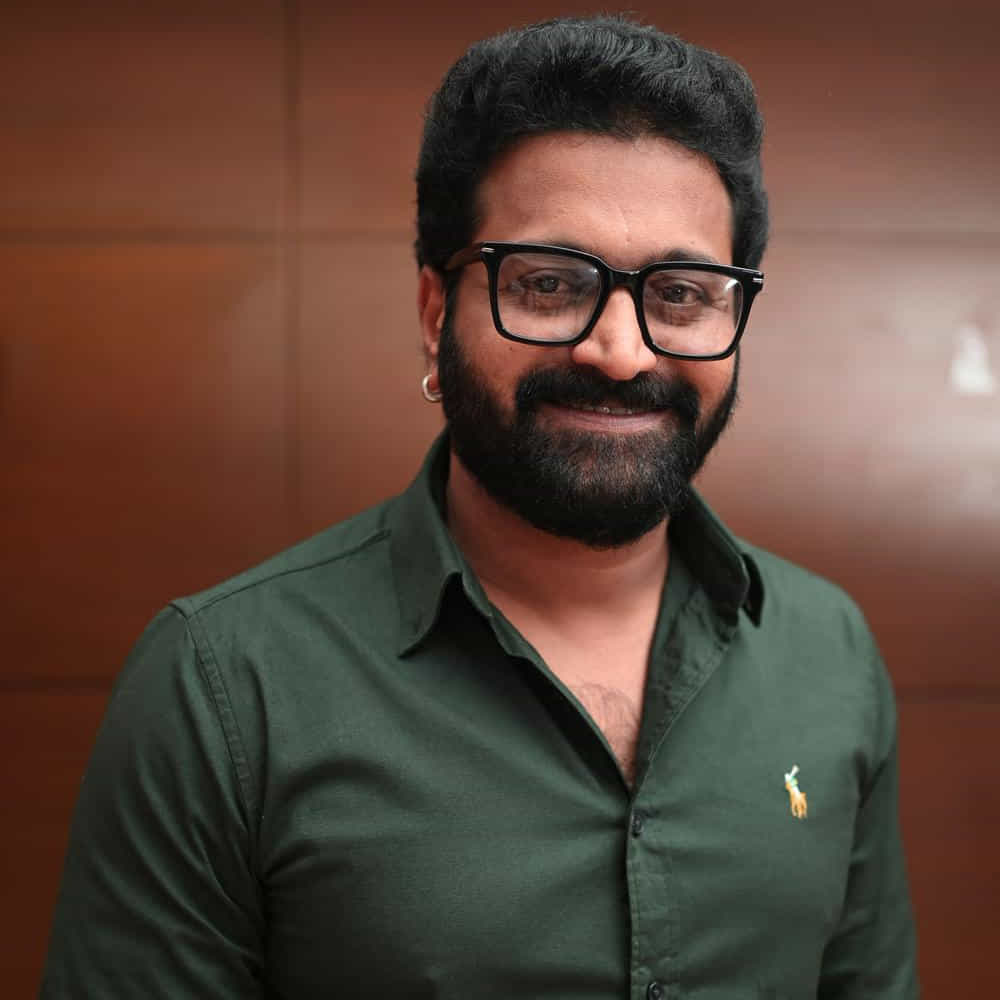 ఆకాశవాణి ఫేమ్ అశ్విన్ గంగరాజు దర్శకత్వంలోనూ ఓ సినిమా చేసే ఆలోచనలో ఉన్నారట రిషబ్. గతంలో యష్ కేజీఎఫ్తో వచ్చిన క్రేజ్ క్యాష్ చేసుకోకుండా సినిమాల ఎంపికలో ఆలస్యం చేశారు. ఇప్పుడు రిషబ్ మాత్రం అలాంటి పొరపాటు జరగకుండా జాగ్రత్తలు తీసుకుంటున్నారు.