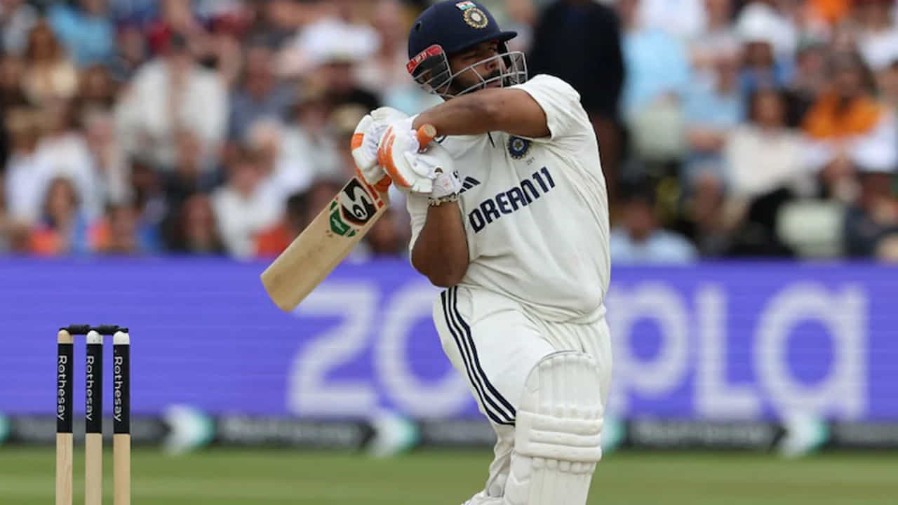 ప్రస్తుత గణాంకాల ప్రకారం, రోహిత్ శర్మ 69 ఇన్నింగ్స్లలో 2716 పరుగులు చేసి ఈ జాబితాలో అగ్రస్థానంలో ఉన్నాడు. రిషబ్ పంత్ 67 ఇన్నింగ్స్లలో 2677 పరుగులు సాధించి రోహిత్ తర్వాత రెండో స్థానంలో నిలిచాడు. అంటే, రోహిత్ శర్మ రికార్డును అధిగమించడానికి పంత్కు కేవలం 40 పరుగులు మాత్రమే అవసరం.