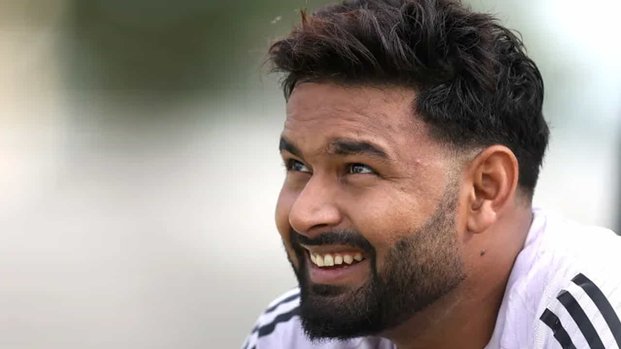 రిషబ్ పంత్ ఇటీవల కాలంలో అద్భుతమైన ఫామ్ను కొనసాగిస్తున్నాడు. ముఖ్యంగా ఇంగ్లాండ్ పర్యటనలో అతని బ్యాటింగ్ పరుగుల వరద పారిస్తోంది. ఆడిన ఆరు ఇన్నింగ్స్లలో రెండు సెంచరీలు, రెండు అర్ధ సెంచరీలు సాధించి జట్టుకు కీలక పరుగులు అందించాడు. లార్డ్స్లో జరిగిన టెస్టులో వేలుకు గాయమైనప్పటికీ, మాంచెస్టర్లో జరగనున్న నాలుగో టెస్టుకు అతను అందుబాటులో ఉంటాడని జట్టు యాజమాన్యం ధృవీకరించింది. ఇది భారత జట్టుకు శుభవార్త.