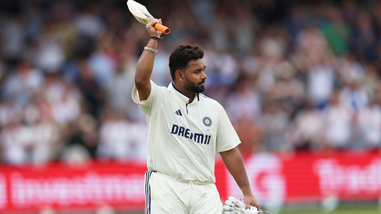 ఈ రికార్డుతో పాటు, పంత్ ఇప్పటికే WTC చరిత్రలో అత్యధిక సిక్సర్లు కొట్టిన భారత బ్యాట్స్మెన్గా నిలిచాడు. అతను 35 మ్యాచ్ల్లో 62 సిక్సర్లు బాది ఈ రికార్డును సాధించాడు, గతంలో రోహిత్ శర్మ పేరిట (56 సిక్సర్లు) ఉన్న రికార్డును బద్దలు కొట్టాడు. మాంచెస్టర్ టెస్ట్ భారత జట్టుకు సిరీస్ను సమం చేయడానికి కీలకం కానుంది. ఈ మ్యాచ్లో రిషబ్ పంత్ తన బ్యాటింగ్తో జట్టును గెలిపించడమే కాకుండా, వ్యక్తిగతంగా ఒక అద్భుతమైన రికార్డును నెలకొల్పాలని భారత అభిమానులు ఆశిస్తున్నారు.